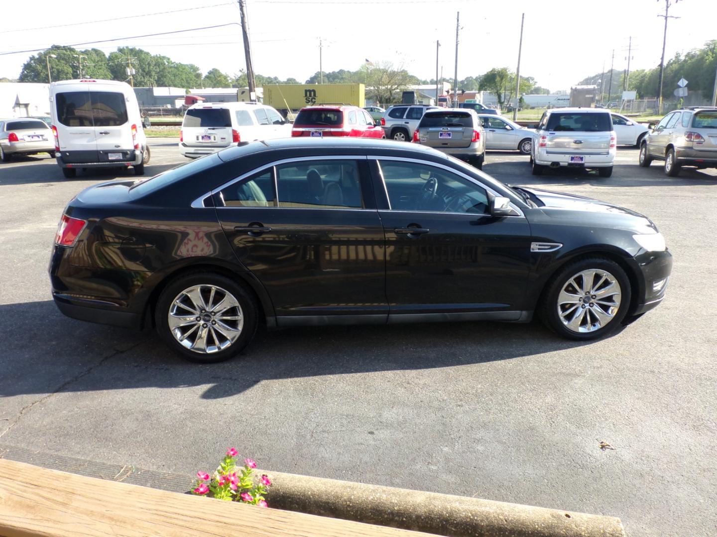 2011 Black Ford Taurus Limited FWD (1FAHP2FW0BG) with an 3.5L V6 DOHC 24V engine, 6-Speed Automatic transmission, located at 5700 Curlew Drive, Norfolk, VA, 23502, (757) 455-6330, 36.841885, -76.209412 - Photo#15