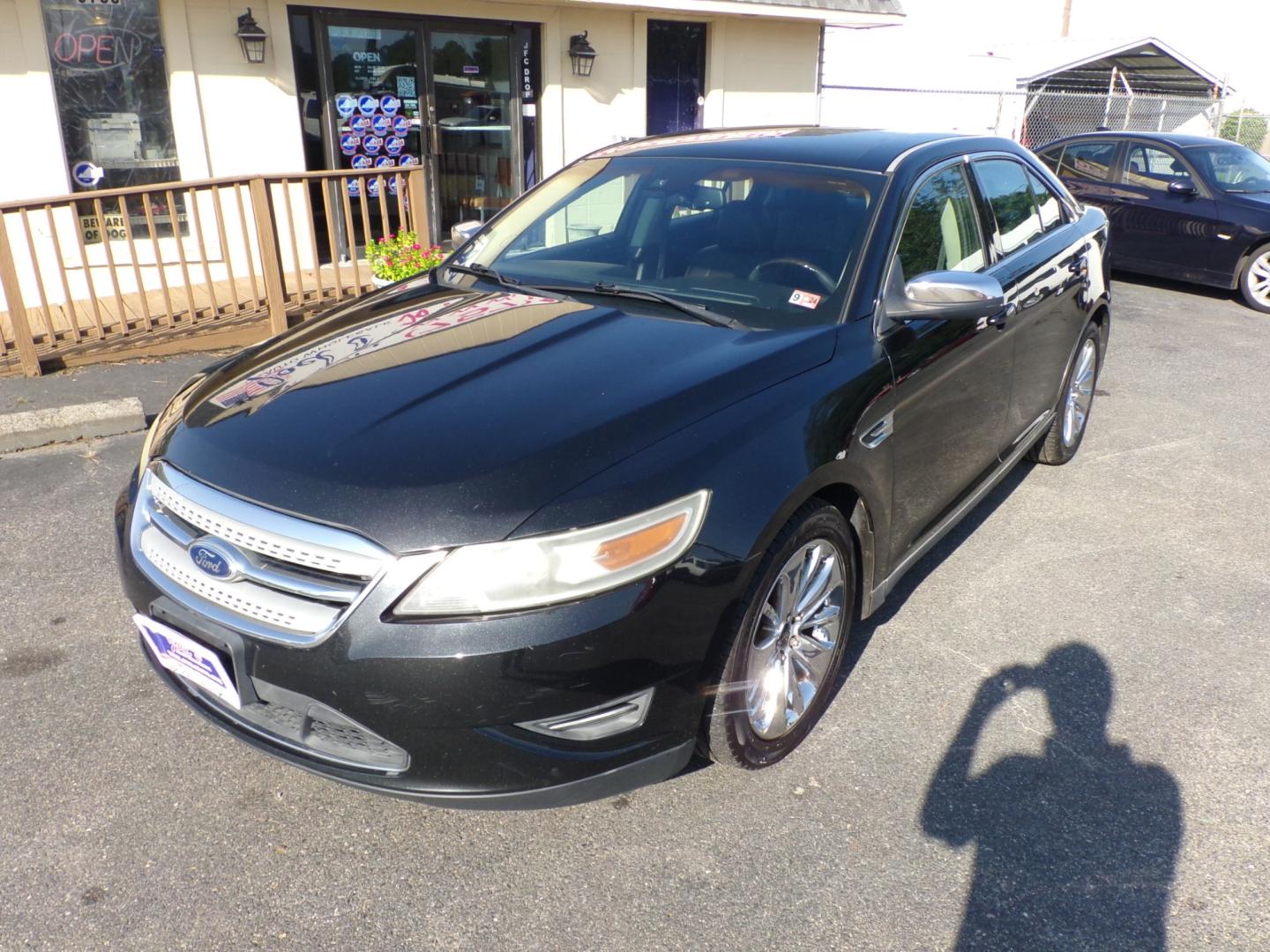 2011 Black Ford Taurus Limited FWD (1FAHP2FW0BG) with an 3.5L V6 DOHC 24V engine, 6-Speed Automatic transmission, located at 5700 Curlew Drive, Norfolk, VA, 23502, (757) 455-6330, 36.841885, -76.209412 - Photo#5