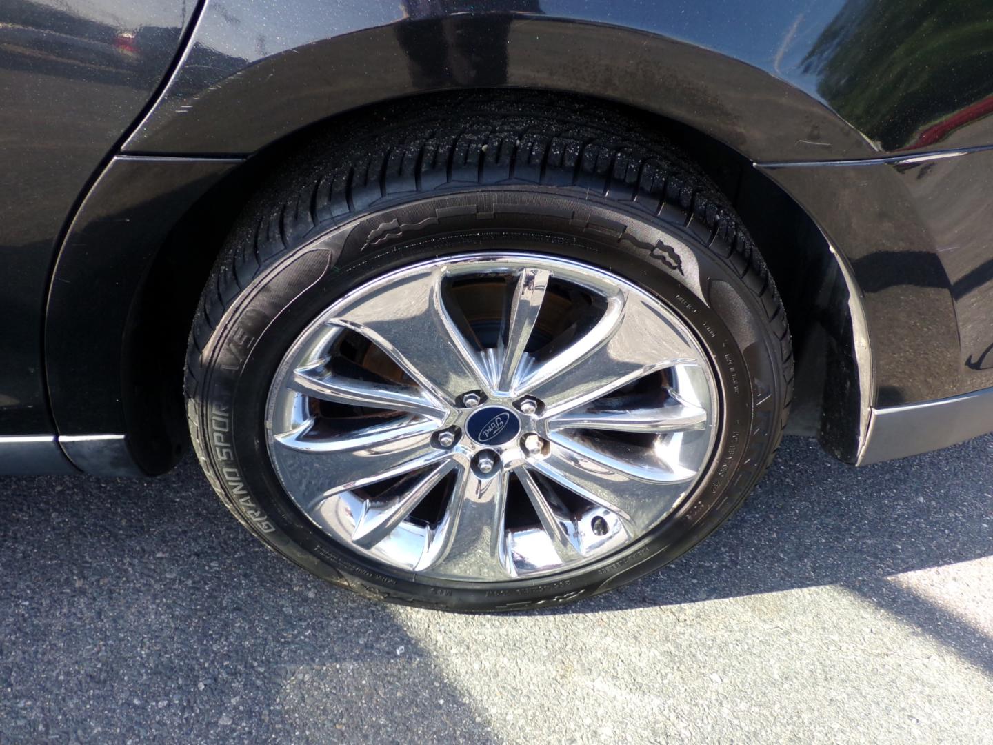 2011 Black Ford Taurus Limited FWD (1FAHP2FW0BG) with an 3.5L V6 DOHC 24V engine, 6-Speed Automatic transmission, located at 5700 Curlew Drive, Norfolk, VA, 23502, (757) 455-6330, 36.841885, -76.209412 - Photo#9