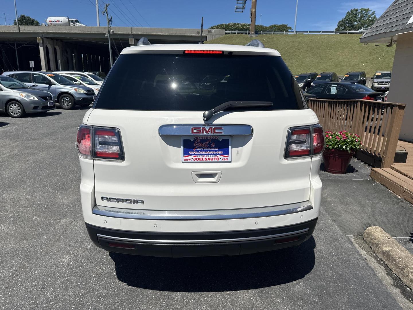 2015 white GMC Acadia SLE-2 FWD (1GKKRPKDXFJ) with an 3.6L V6 DOHC 24V engine, 6-Speed Automatic transmission, located at 5700 Curlew Drive, Norfolk, VA, 23502, (757) 455-6330, 36.841885, -76.209412 - Photo#2