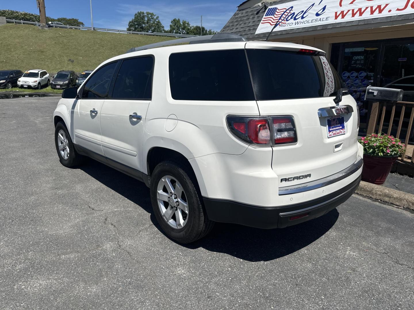 2015 white GMC Acadia SLE-2 FWD (1GKKRPKDXFJ) with an 3.6L V6 DOHC 24V engine, 6-Speed Automatic transmission, located at 5700 Curlew Drive, Norfolk, VA, 23502, (757) 455-6330, 36.841885, -76.209412 - Photo#1