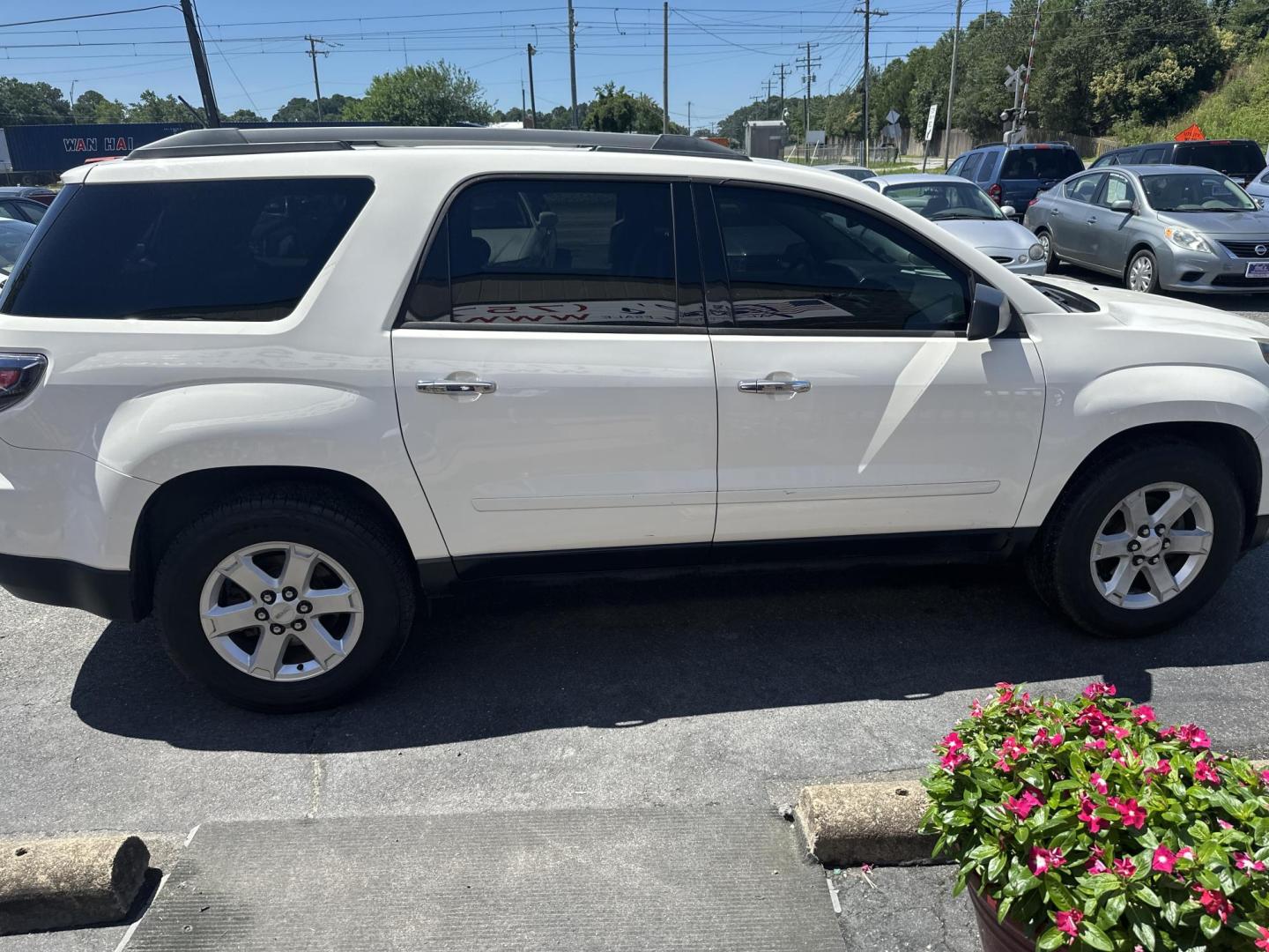2015 white GMC Acadia SLE-2 FWD (1GKKRPKDXFJ) with an 3.6L V6 DOHC 24V engine, 6-Speed Automatic transmission, located at 5700 Curlew Drive, Norfolk, VA, 23502, (757) 455-6330, 36.841885, -76.209412 - Photo#3