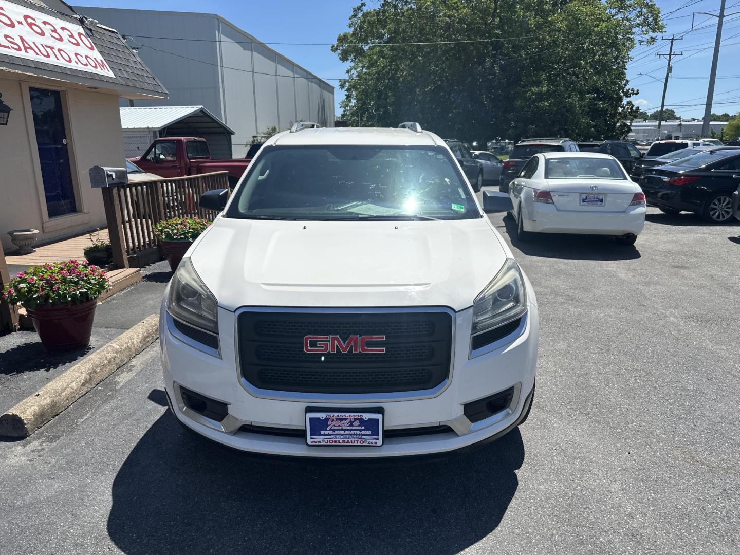 2015 white GMC Acadia SLE-2 FWD (1GKKRPKDXFJ) with an 3.6L V6 DOHC 24V engine, 6-Speed Automatic transmission, located at 5700 Curlew Drive, Norfolk, VA, 23502, (757) 455-6330, 36.841885, -76.209412 - Photo#4