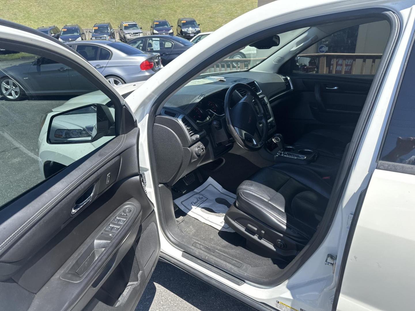 2015 white GMC Acadia SLE-2 FWD (1GKKRPKDXFJ) with an 3.6L V6 DOHC 24V engine, 6-Speed Automatic transmission, located at 5700 Curlew Drive, Norfolk, VA, 23502, (757) 455-6330, 36.841885, -76.209412 - Photo#5