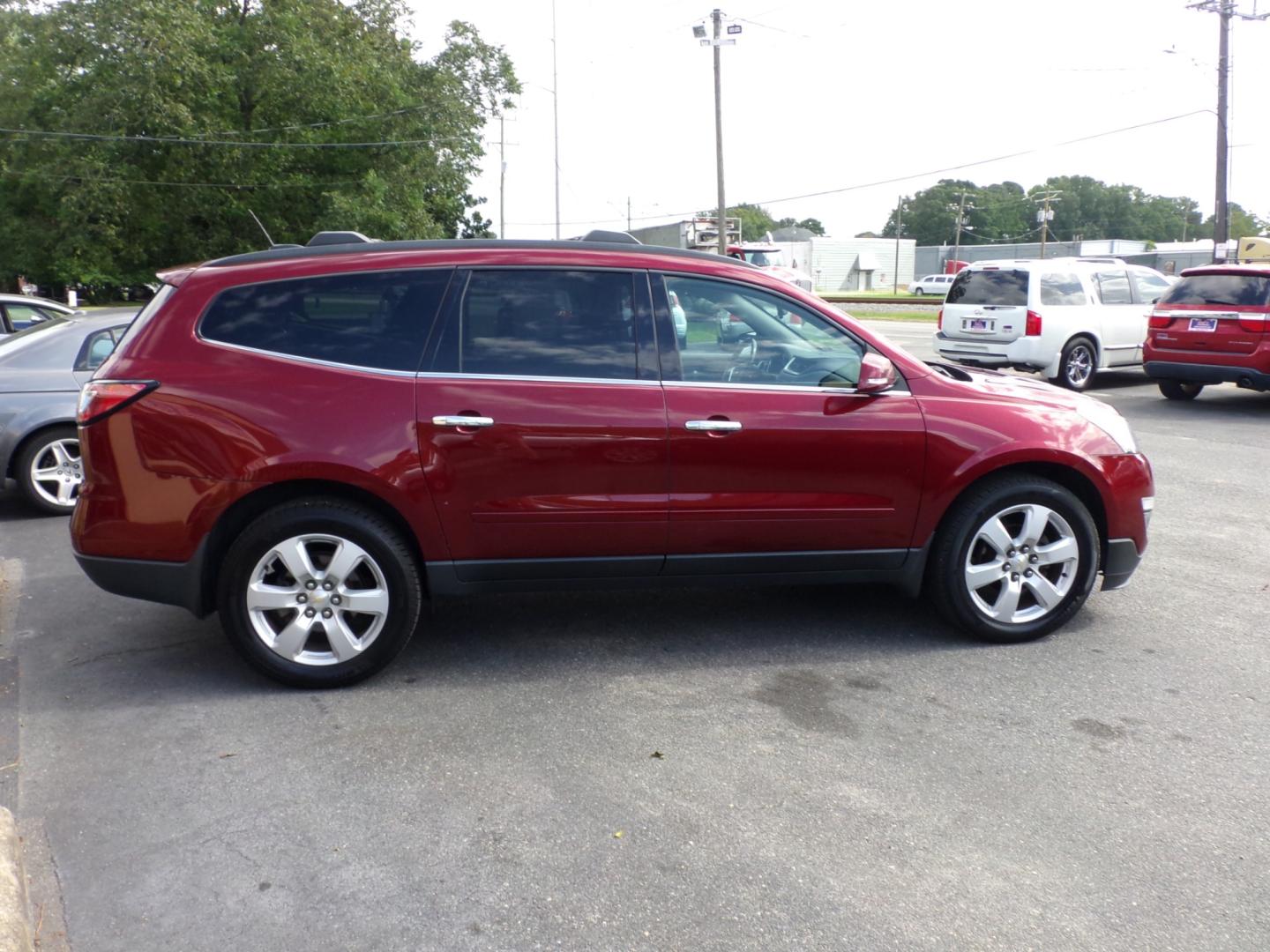 2017 Red Chevrolet Traverse 1LT AWD (1GNKVGKDXHJ) with an 3.6L V6 DOHC 24V engine, 6A transmission, located at 5700 Curlew Drive, Norfolk, VA, 23502, (757) 455-6330, 36.841885, -76.209412 - Photo#13