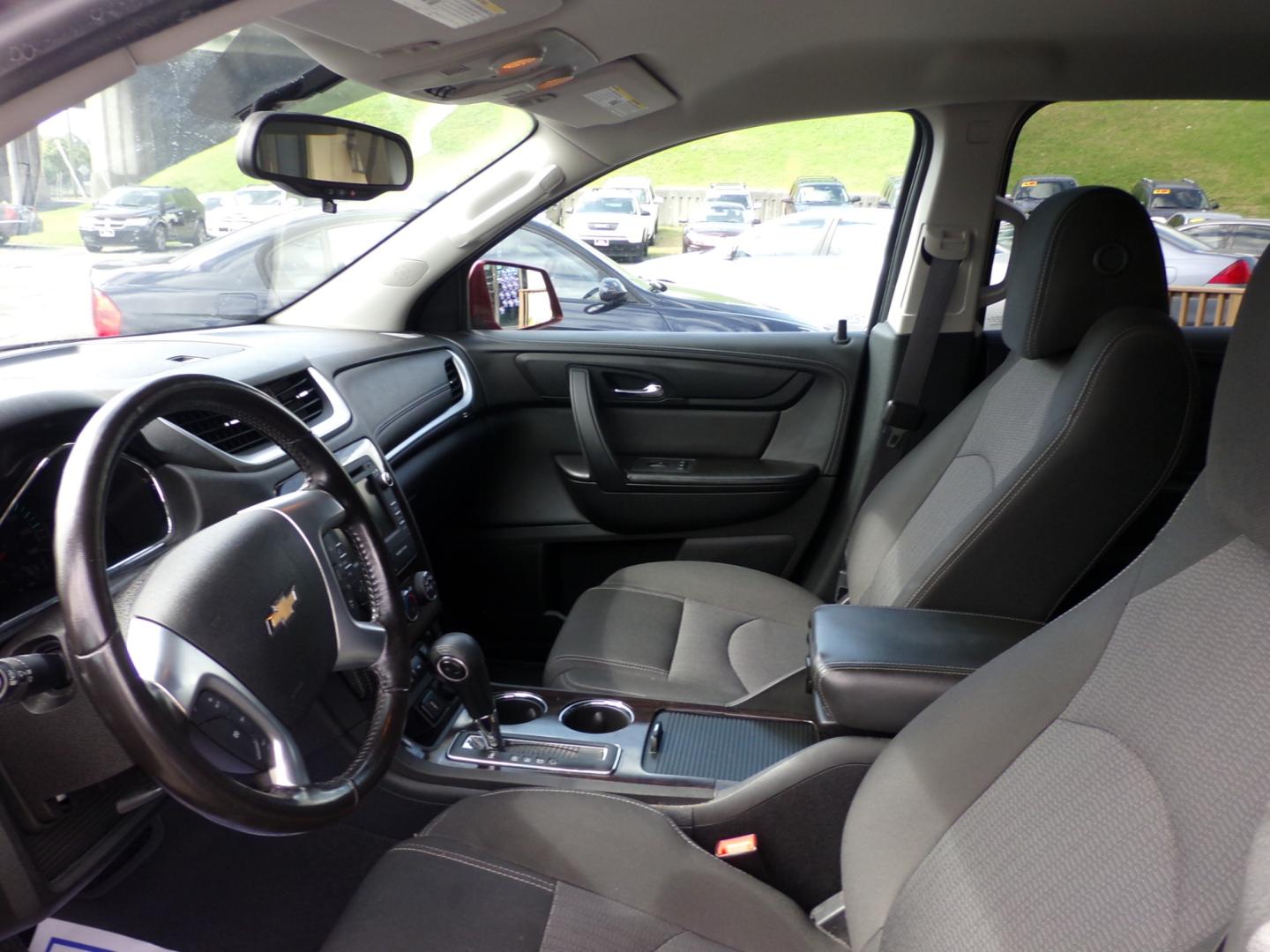 2017 Red Chevrolet Traverse 1LT AWD (1GNKVGKDXHJ) with an 3.6L V6 DOHC 24V engine, 6A transmission, located at 5700 Curlew Drive, Norfolk, VA, 23502, (757) 455-6330, 36.841885, -76.209412 - Photo#6