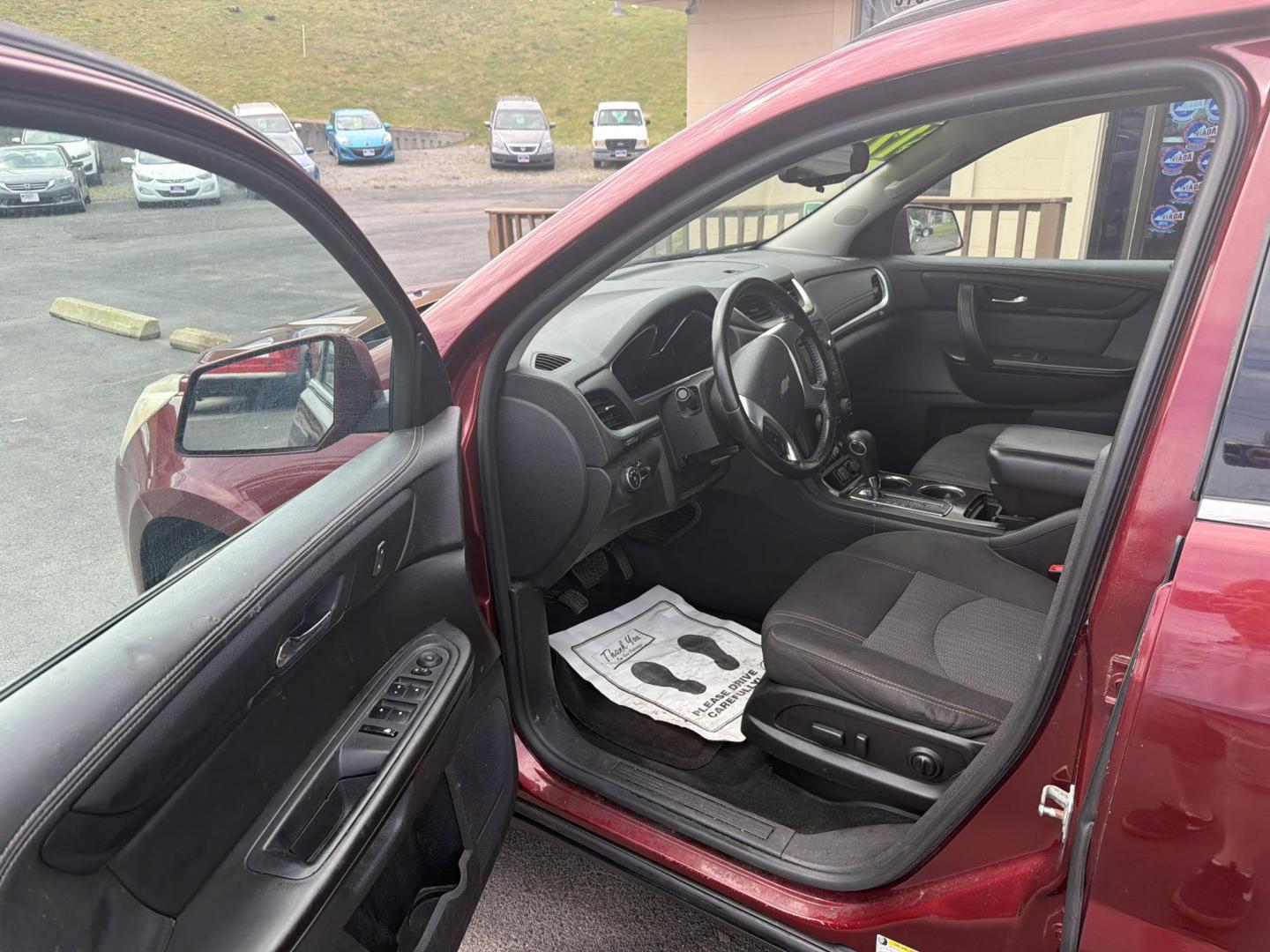 2017 Red Chevrolet Traverse 1LT AWD (1GNKVGKDXHJ) with an 3.6L V6 DOHC 24V engine, 6A transmission, located at 5700 Curlew Drive, Norfolk, VA, 23502, (757) 455-6330, 36.841885, -76.209412 - Photo#5