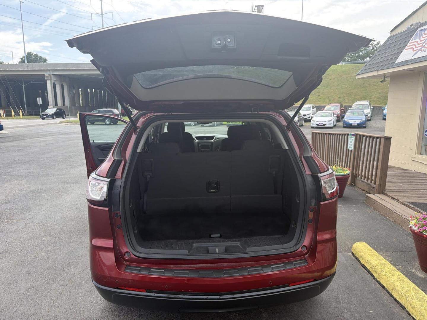 2017 Red Chevrolet Traverse 1LT AWD (1GNKVGKDXHJ) with an 3.6L V6 DOHC 24V engine, 6A transmission, located at 5700 Curlew Drive, Norfolk, VA, 23502, (757) 455-6330, 36.841885, -76.209412 - Photo#9