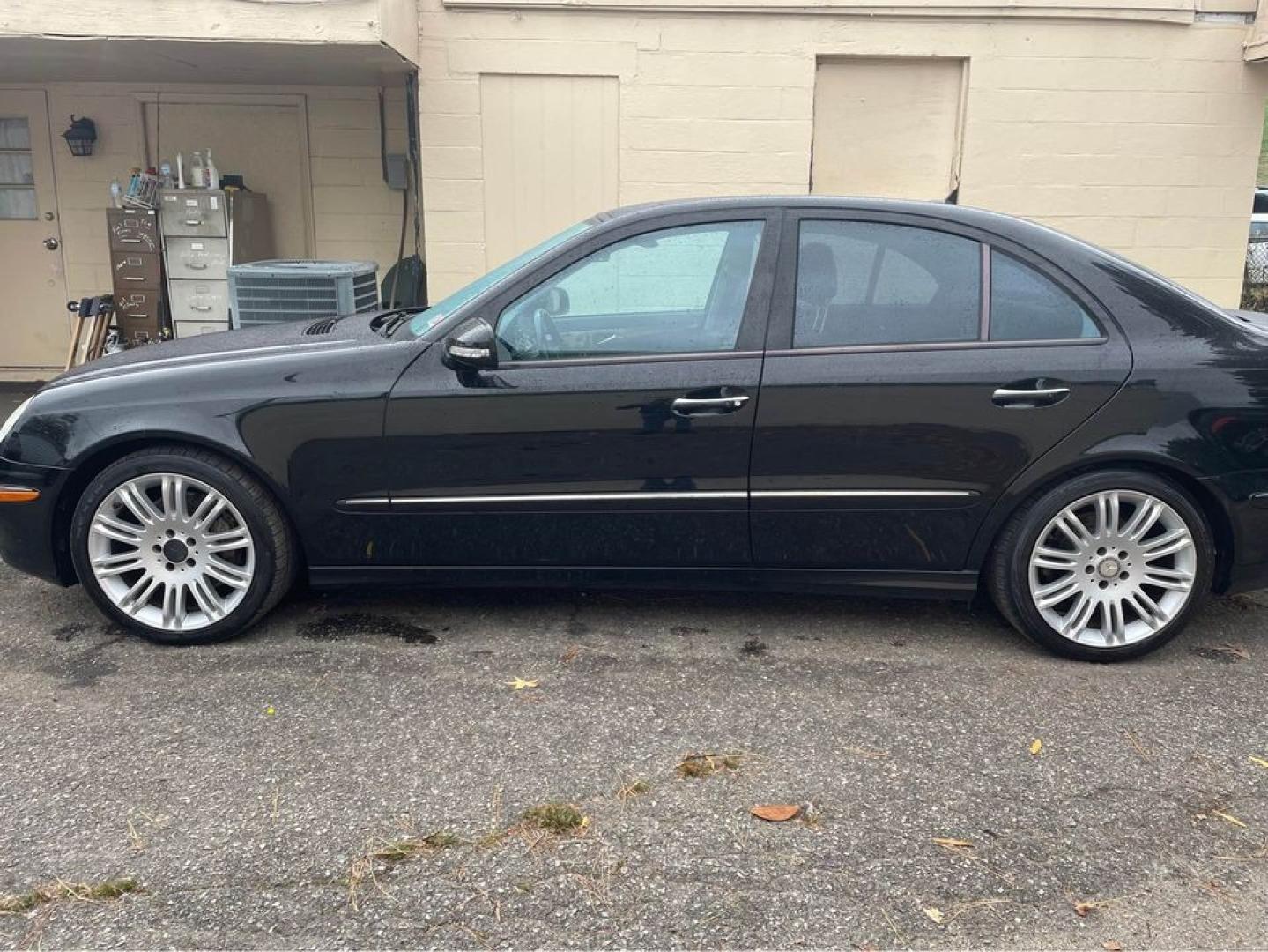 2008 Black /Black Mercedes-Benz E-Class E350 Luxury (WDBUF56X48B) with an 3.5L V6 DOHC 24V engine, Automatic transmission, located at 5700 Curlew Drive, Norfolk, VA, 23502, (757) 455-6330, 36.841885, -76.209412 - Photo#2