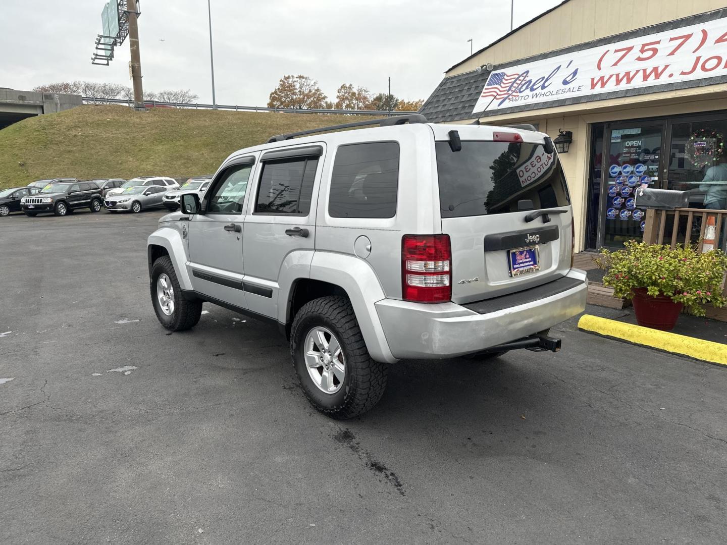 2011 Silver Jeep Liberty (1J4PN2GK1BW) with an 3.7L V6 engine, Automatic transmission, located at 5700 Curlew Drive, Norfolk, VA, 23502, (757) 455-6330, 36.841885, -76.209412 - Photo#2