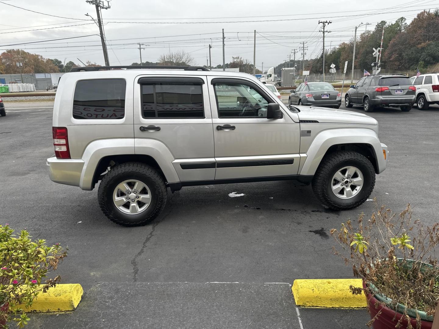 2011 Silver Jeep Liberty (1J4PN2GK1BW) with an 3.7L V6 engine, Automatic transmission, located at 5700 Curlew Drive, Norfolk, VA, 23502, (757) 455-6330, 36.841885, -76.209412 - Photo#4