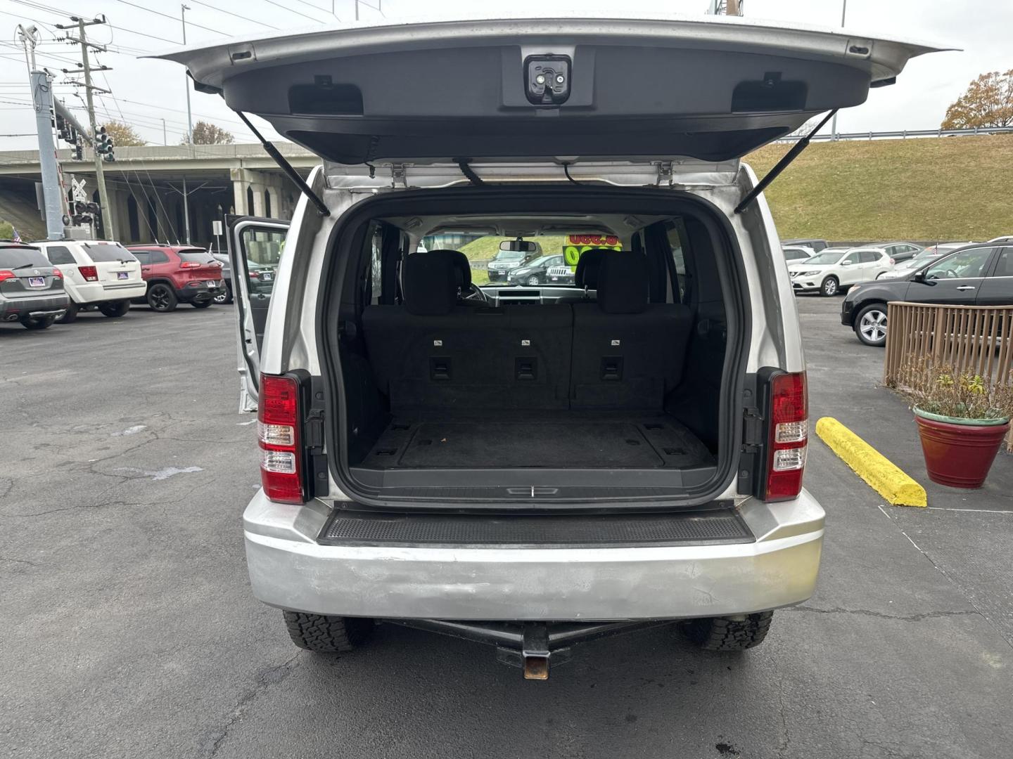 2011 Silver Jeep Liberty (1J4PN2GK1BW) with an 3.7L V6 engine, Automatic transmission, located at 5700 Curlew Drive, Norfolk, VA, 23502, (757) 455-6330, 36.841885, -76.209412 - Photo#12