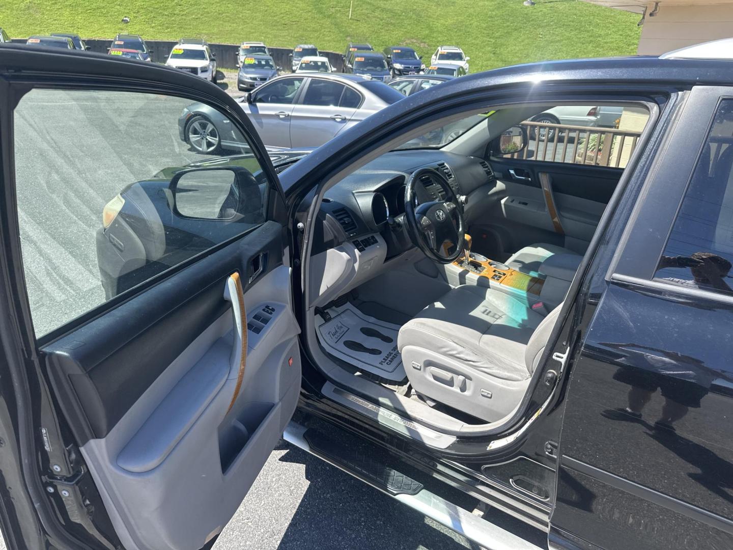 2010 Black /Gray Toyota Highlander Hybrid Limited Hybrid (JTEJW3EH1A2) with an V6 Hybrid engine, CVT transmission, located at 5700 Curlew Drive, Norfolk, VA, 23502, (757) 455-6330, 36.841885, -76.209412 - -2010 Toyota Highlander Hybrid Limited -Carfax 1 Owner -Excellent service history -Fresh oil change -New state inspection -Great tread on all tires -This suv is ready for a new home -VADLR $250 processing fee. No other dealer fees. - Photo#5