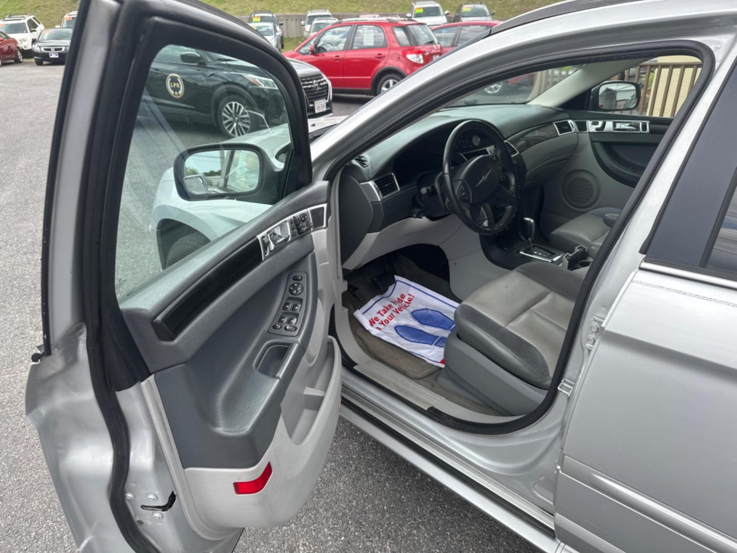 2008 Silver Chrysler Pacifica Touring AWD (2A8GM68X18R) with an 4.0L V6 SOHC 24V engine, 6-Speed Automatic Overdrive transmission, located at 5700 Curlew Drive, Norfolk, VA, 23502, (757) 455-6330, 36.841885, -76.209412 - Photo#6