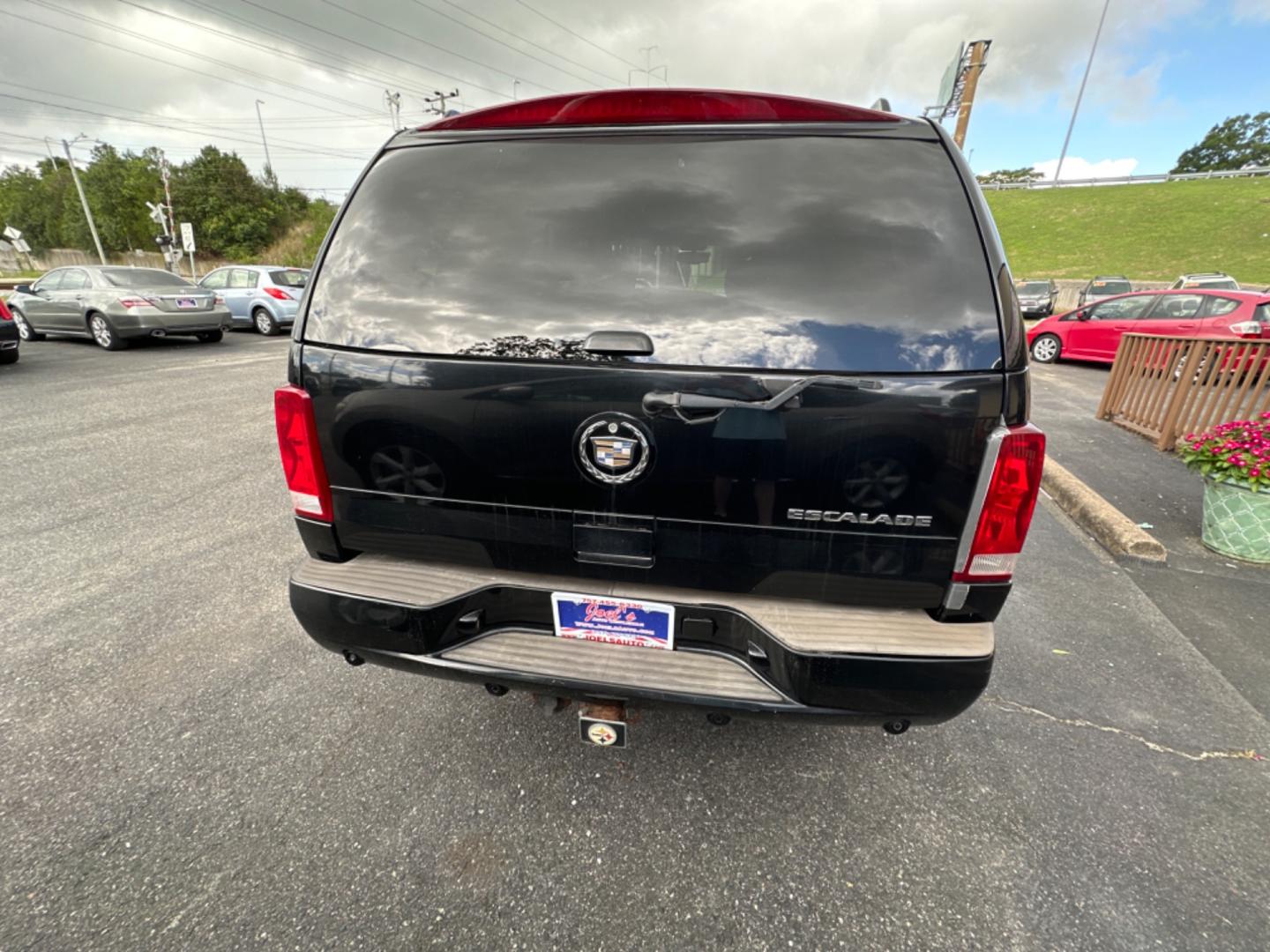 2005 Black /gray Cadillac Escalade (1GYEK63N45R) with an 6.0 LITER V8 engine, AWD transmission, located at 5700 Curlew Drive, Norfolk, VA, 23502, (757) 455-6330, 36.841885, -76.209412 - Photo#2