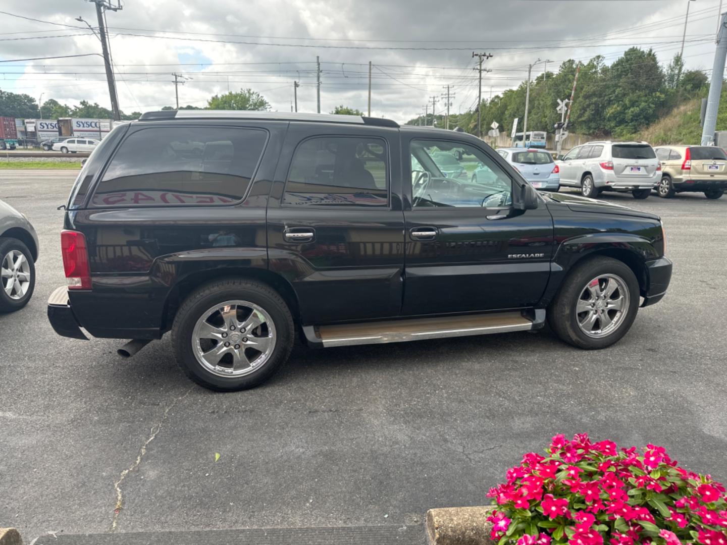 2005 Black /gray Cadillac Escalade (1GYEK63N45R) with an 6.0 LITER V8 engine, AWD transmission, located at 5700 Curlew Drive, Norfolk, VA, 23502, (757) 455-6330, 36.841885, -76.209412 - Photo#3