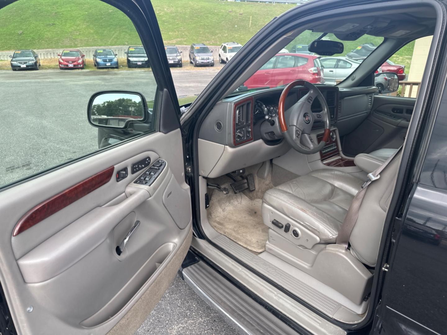 2005 Black /gray Cadillac Escalade (1GYEK63N45R) with an 6.0 LITER V8 engine, AWD transmission, located at 5700 Curlew Drive, Norfolk, VA, 23502, (757) 455-6330, 36.841885, -76.209412 - Photo#5