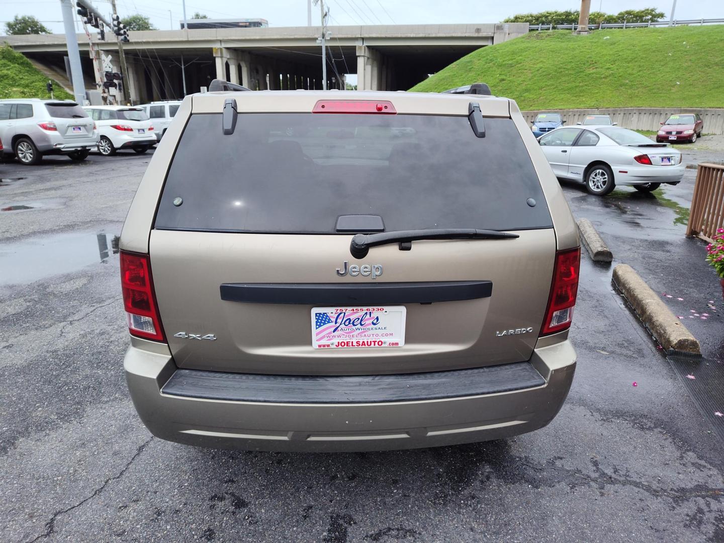 2005 Gold Jeep Grand Cherokee Laredo 4WD (1J4GR48K05C) with an 3.7L V6 SOHC 12V engine, 5-Speed Automatic Overdrive transmission, located at 5700 Curlew Drive, Norfolk, VA, 23502, (757) 455-6330, 36.841885, -76.209412 - Photo#9