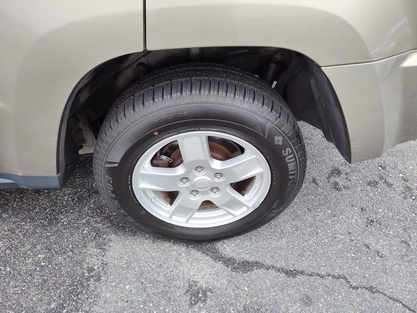 2005 Gold Jeep Grand Cherokee Laredo 4WD (1J4GR48K05C) with an 3.7L V6 SOHC 12V engine, 5-Speed Automatic Overdrive transmission, located at 5700 Curlew Drive, Norfolk, VA, 23502, (757) 455-6330, 36.841885, -76.209412 - Photo#10