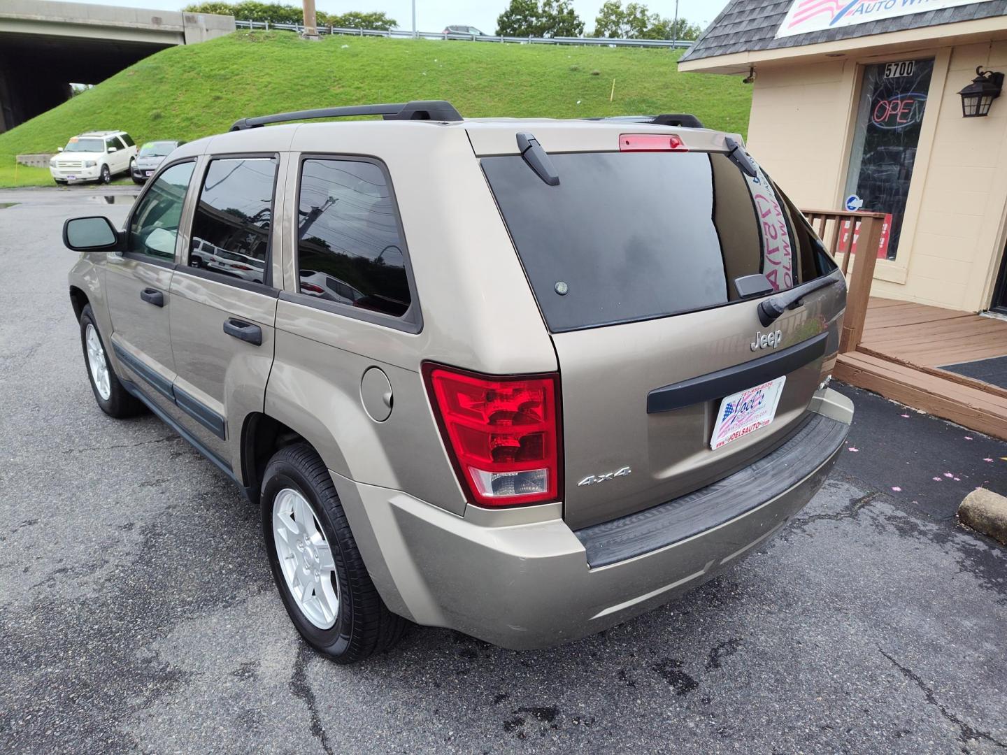 2005 Gold Jeep Grand Cherokee Laredo 4WD (1J4GR48K05C) with an 3.7L V6 SOHC 12V engine, 5-Speed Automatic Overdrive transmission, located at 5700 Curlew Drive, Norfolk, VA, 23502, (757) 455-6330, 36.841885, -76.209412 - Photo#11