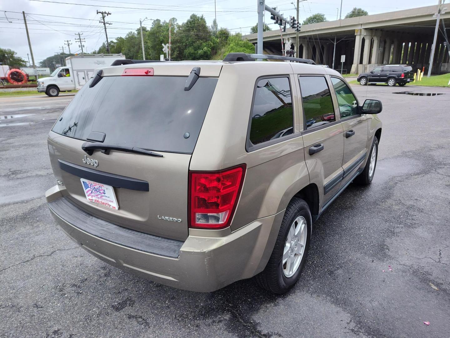 2005 Gold Jeep Grand Cherokee Laredo 4WD (1J4GR48K05C) with an 3.7L V6 SOHC 12V engine, 5-Speed Automatic Overdrive transmission, located at 5700 Curlew Drive, Norfolk, VA, 23502, (757) 455-6330, 36.841885, -76.209412 - Photo#12