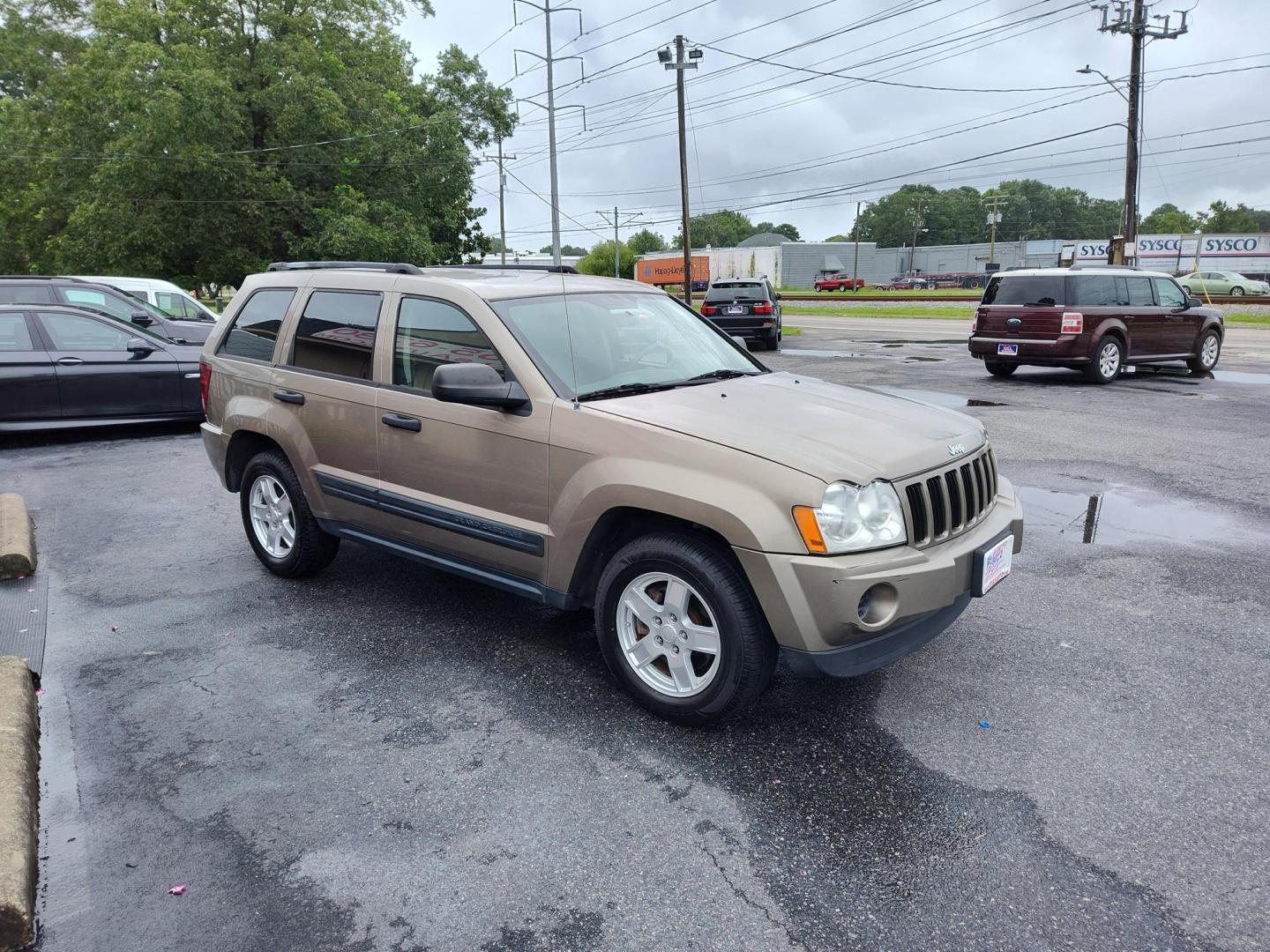 2005 Gold Jeep Grand Cherokee Laredo 4WD (1J4GR48K05C) with an 3.7L V6 SOHC 12V engine, 5-Speed Automatic Overdrive transmission, located at 5700 Curlew Drive, Norfolk, VA, 23502, (757) 455-6330, 36.841885, -76.209412 - Photo#14