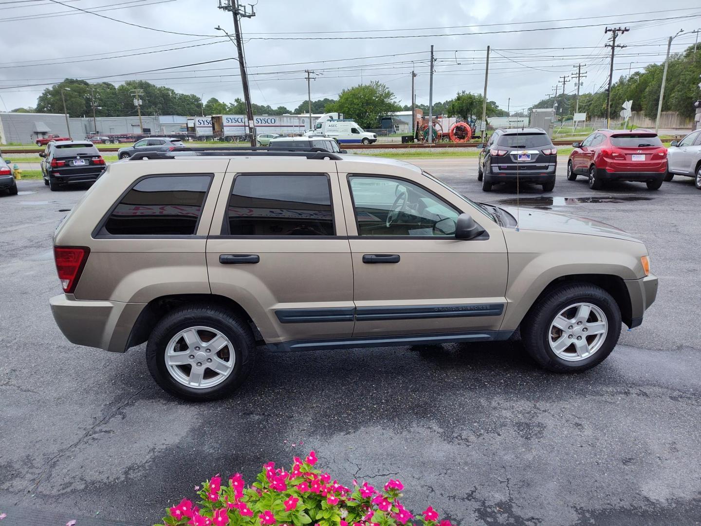 2005 Gold Jeep Grand Cherokee Laredo 4WD (1J4GR48K05C) with an 3.7L V6 SOHC 12V engine, 5-Speed Automatic Overdrive transmission, located at 5700 Curlew Drive, Norfolk, VA, 23502, (757) 455-6330, 36.841885, -76.209412 - Photo#15