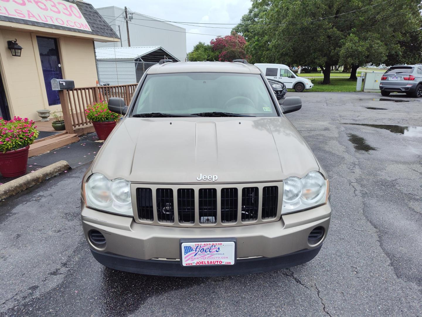 2005 Gold Jeep Grand Cherokee Laredo 4WD (1J4GR48K05C) with an 3.7L V6 SOHC 12V engine, 5-Speed Automatic Overdrive transmission, located at 5700 Curlew Drive, Norfolk, VA, 23502, (757) 455-6330, 36.841885, -76.209412 - Photo#3