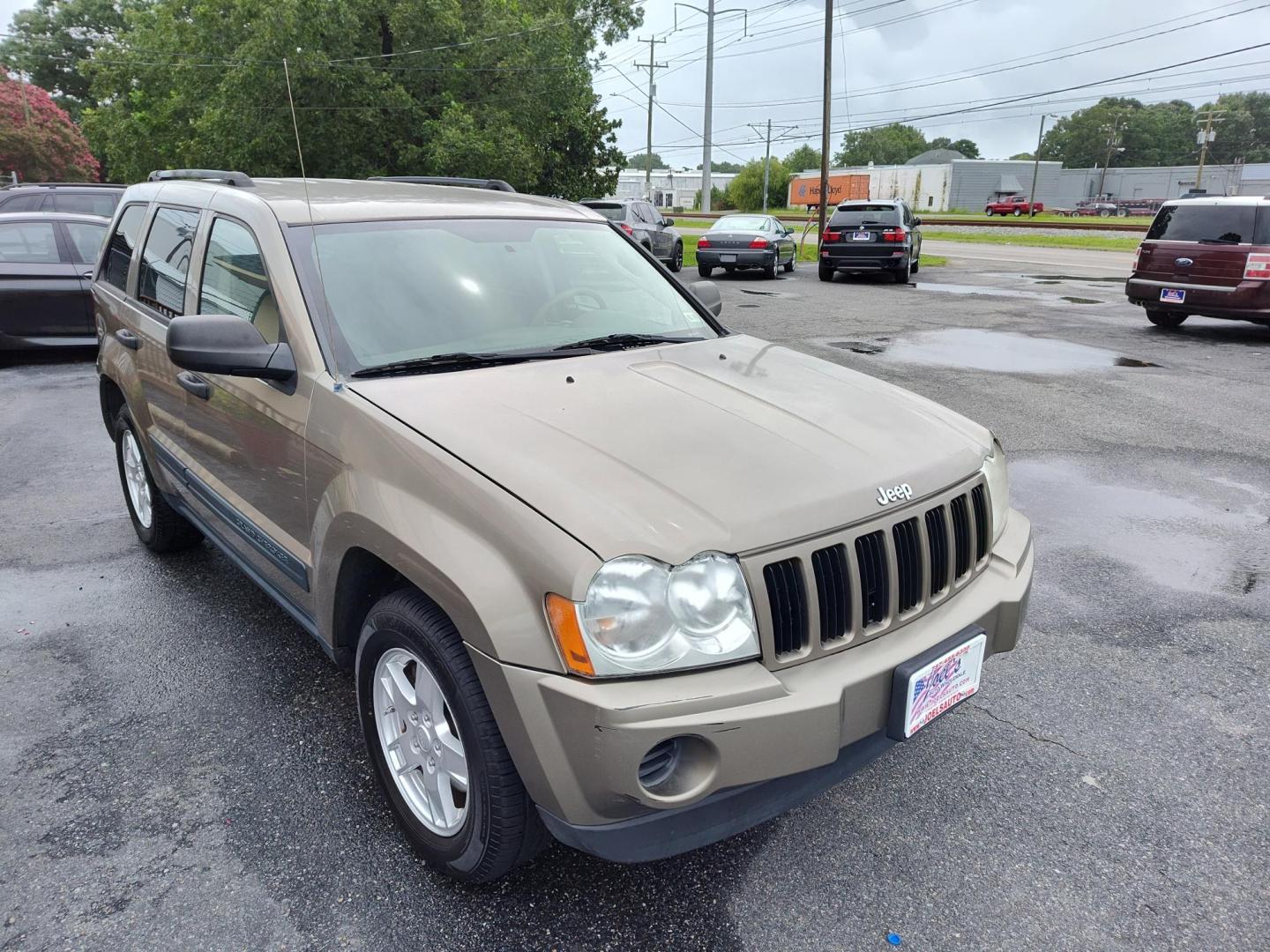 2005 Gold Jeep Grand Cherokee Laredo 4WD (1J4GR48K05C) with an 3.7L V6 SOHC 12V engine, 5-Speed Automatic Overdrive transmission, located at 5700 Curlew Drive, Norfolk, VA, 23502, (757) 455-6330, 36.841885, -76.209412 - Photo#4