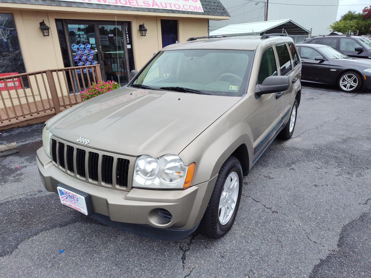 2005 Gold Jeep Grand Cherokee Laredo 4WD (1J4GR48K05C) with an 3.7L V6 SOHC 12V engine, 5-Speed Automatic Overdrive transmission, located at 5700 Curlew Drive, Norfolk, VA, 23502, (757) 455-6330, 36.841885, -76.209412 - Photo#5