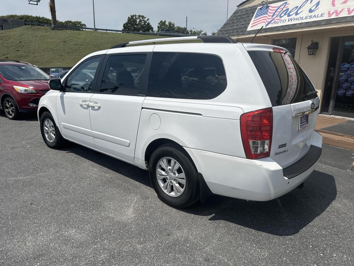 2012 WHITE Kia Sedona LX LWB (KNDMG4C77C6) with an 3.8L V6 DOHC 24V engine, 5-Speed Automatic transmission, located at 5700 Curlew Drive, Norfolk, VA, 23502, (757) 455-6330, 36.841885, -76.209412 - Photo#3