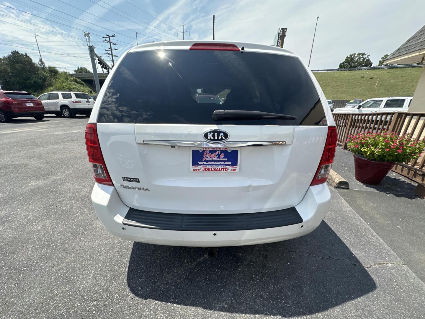 2012 WHITE Kia Sedona LX LWB (KNDMG4C77C6) with an 3.8L V6 DOHC 24V engine, 5-Speed Automatic transmission, located at 5700 Curlew Drive, Norfolk, VA, 23502, (757) 455-6330, 36.841885, -76.209412 - Photo#4