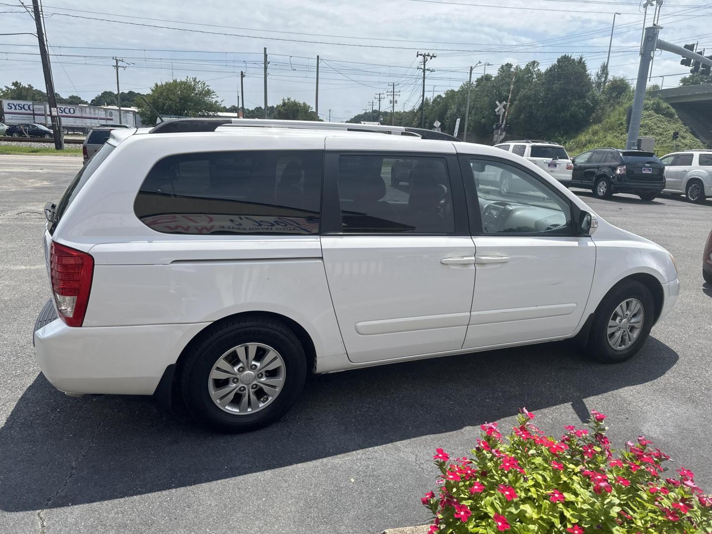 2012 WHITE Kia Sedona LX LWB (KNDMG4C77C6) with an 3.8L V6 DOHC 24V engine, 5-Speed Automatic transmission, located at 5700 Curlew Drive, Norfolk, VA, 23502, (757) 455-6330, 36.841885, -76.209412 - Photo#5