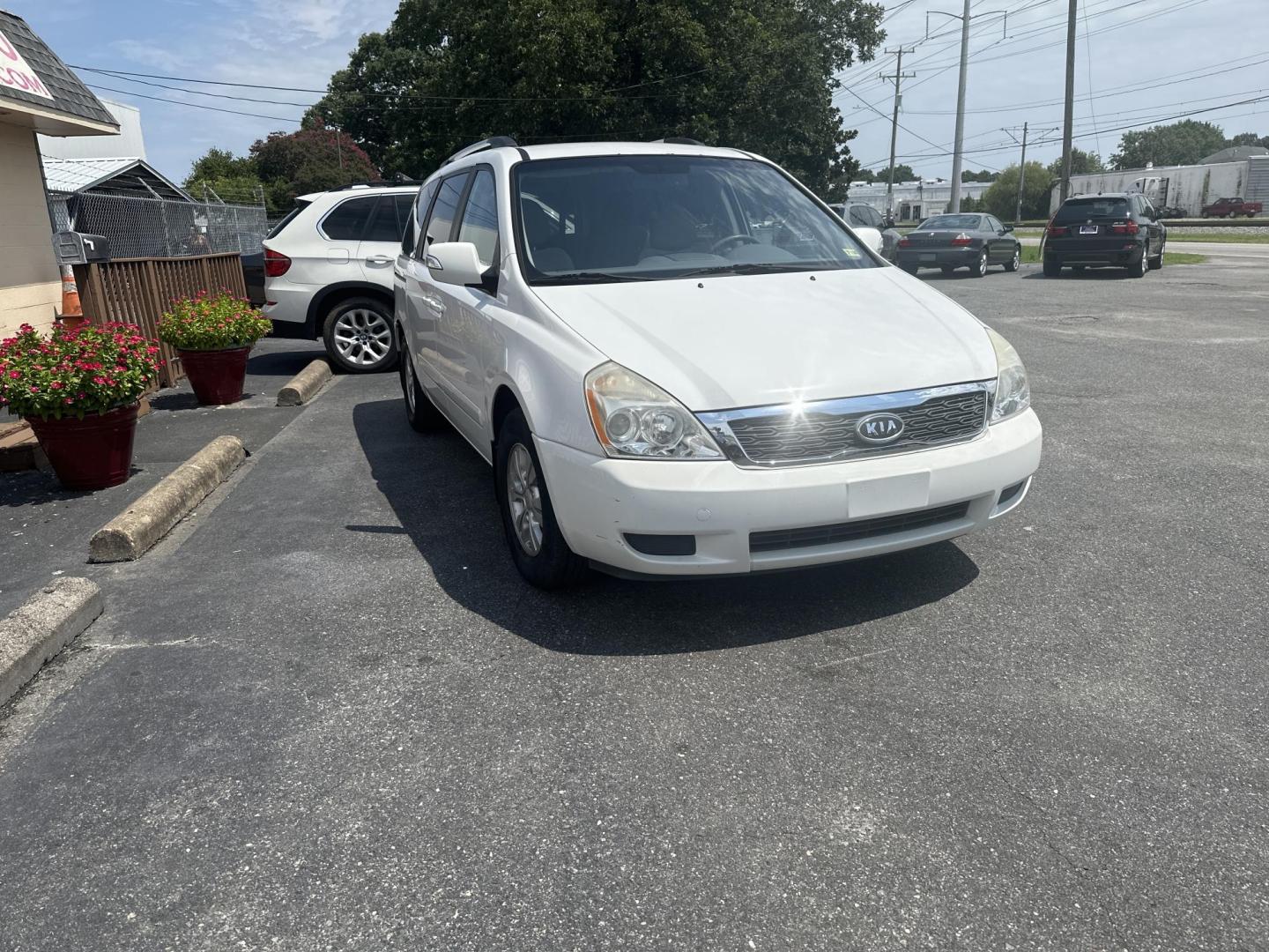 2012 WHITE Kia Sedona LX LWB (KNDMG4C77C6) with an 3.8L V6 DOHC 24V engine, 5-Speed Automatic transmission, located at 5700 Curlew Drive, Norfolk, VA, 23502, (757) 455-6330, 36.841885, -76.209412 - Photo#6