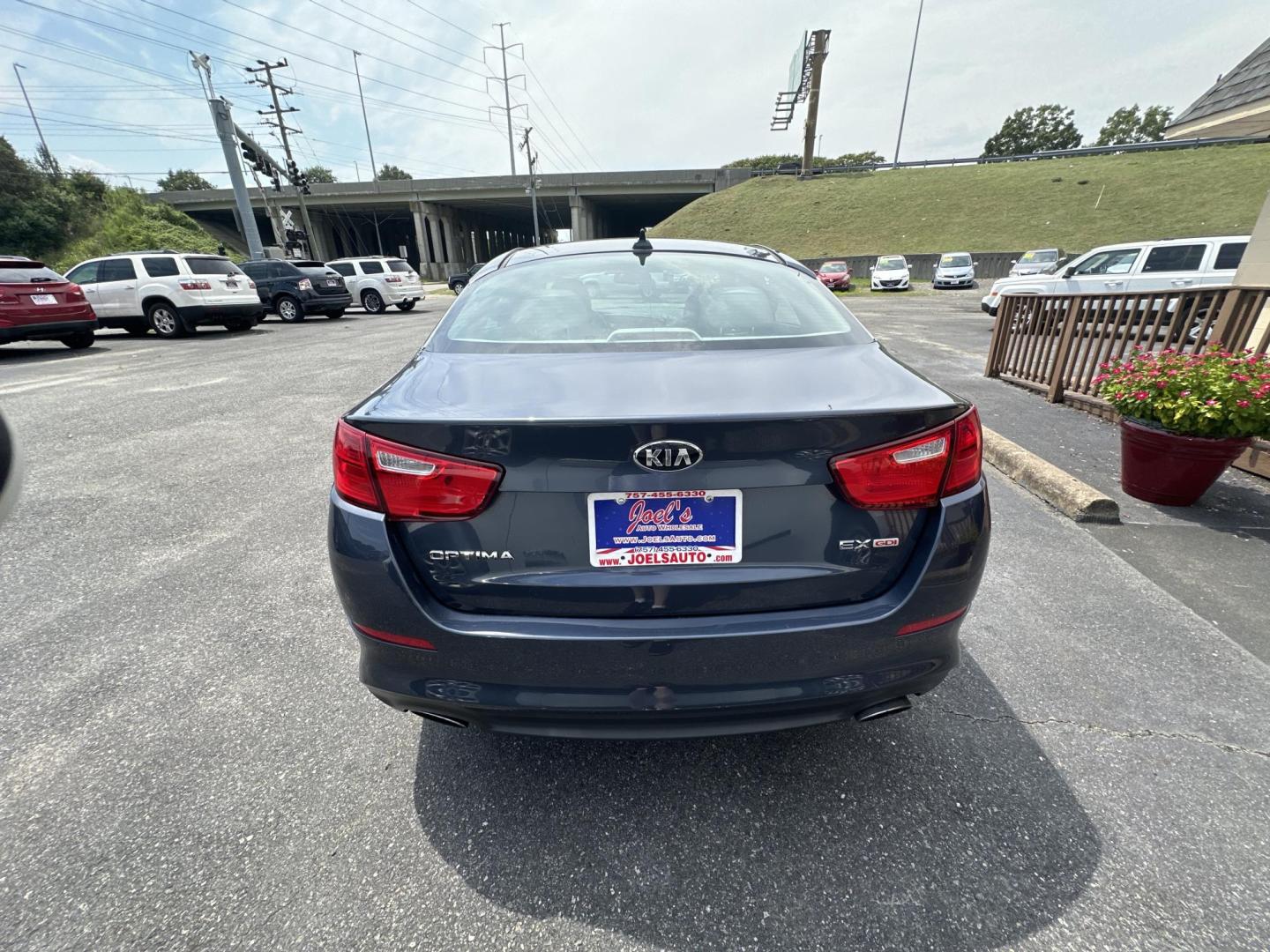 2015 Grey Kia Optima EX (5XXGN4A72FG) with an 2.4L L4 DOHC 16V engine, 6-Speed Automatic transmission, located at 5700 Curlew Drive, Norfolk, VA, 23502, (757) 455-6330, 36.841885, -76.209412 - Photo#4