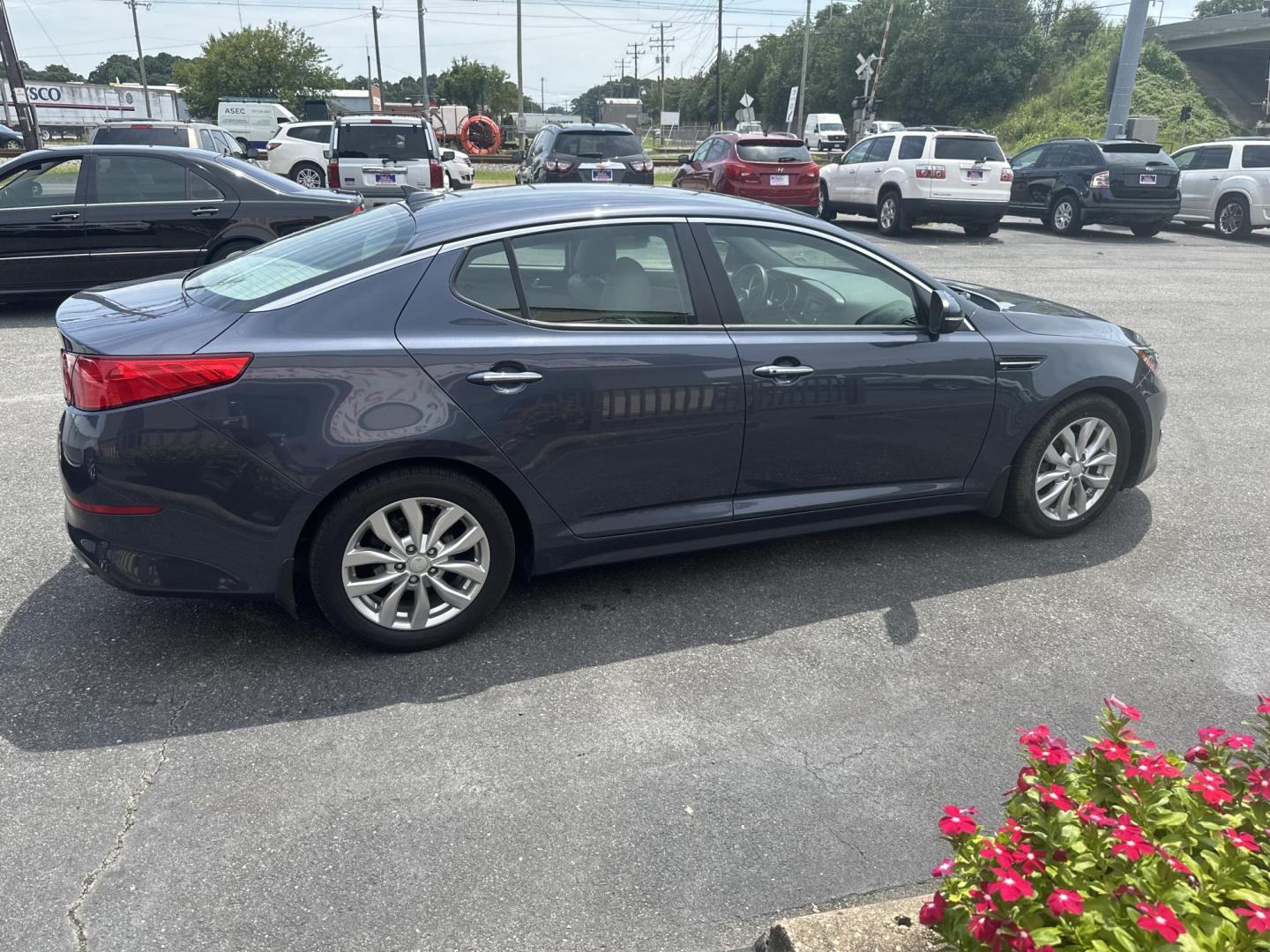 2015 Grey Kia Optima EX (5XXGN4A72FG) with an 2.4L L4 DOHC 16V engine, 6-Speed Automatic transmission, located at 5700 Curlew Drive, Norfolk, VA, 23502, (757) 455-6330, 36.841885, -76.209412 - Photo#5