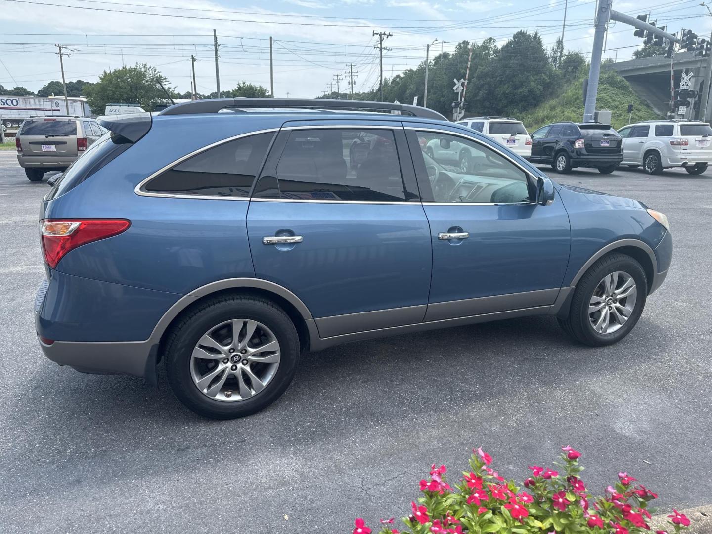 2012 Blue Hyundai Veracruz Limited (KM8NU4CC0CU) with an 3.8L V6 DOHC 24V engine, 6-Speed Automatic transmission, located at 5700 Curlew Drive, Norfolk, VA, 23502, (757) 455-6330, 36.841885, -76.209412 - Photo#5