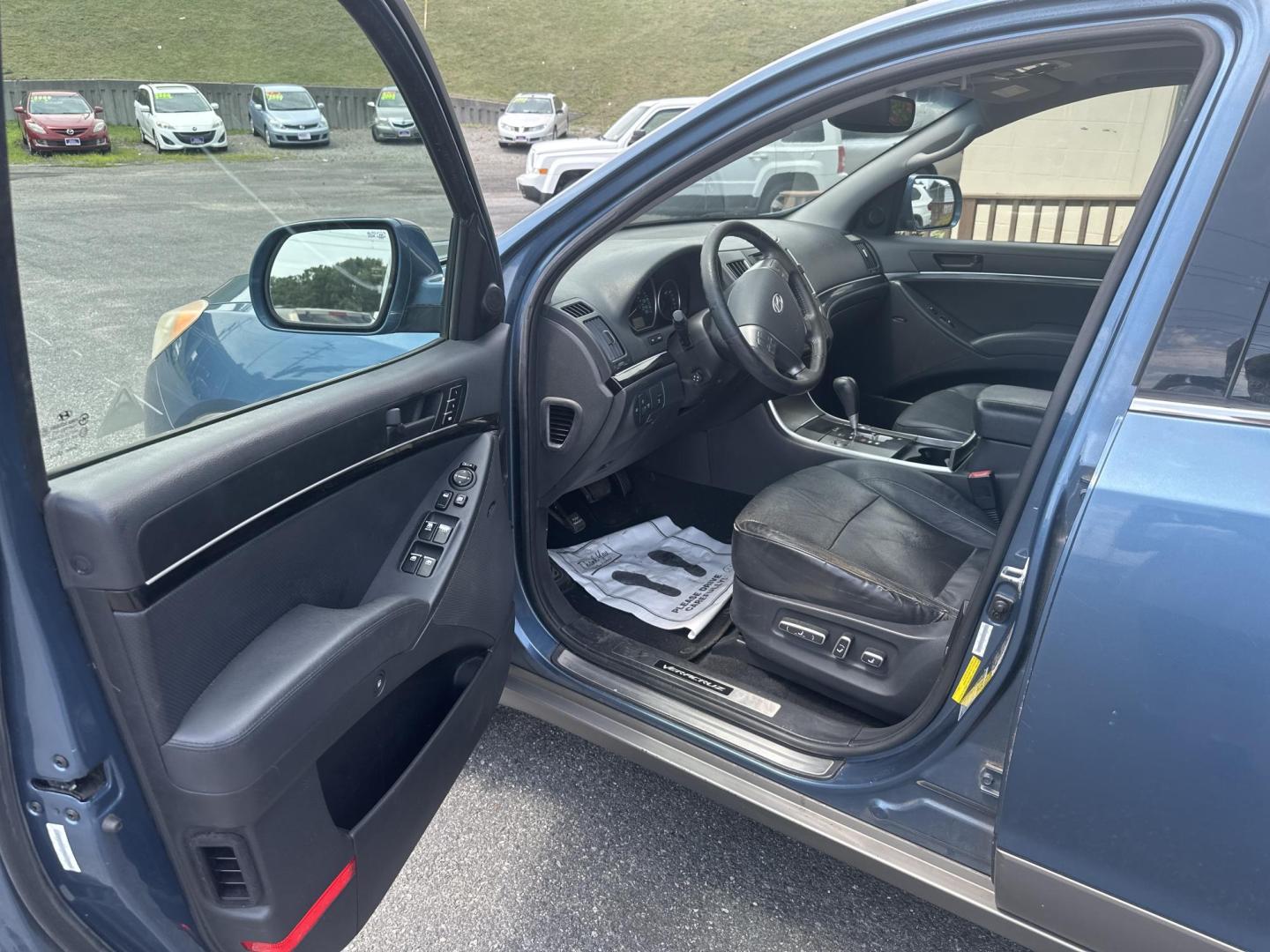 2012 Blue Hyundai Veracruz Limited (KM8NU4CC0CU) with an 3.8L V6 DOHC 24V engine, 6-Speed Automatic transmission, located at 5700 Curlew Drive, Norfolk, VA, 23502, (757) 455-6330, 36.841885, -76.209412 - Photo#7