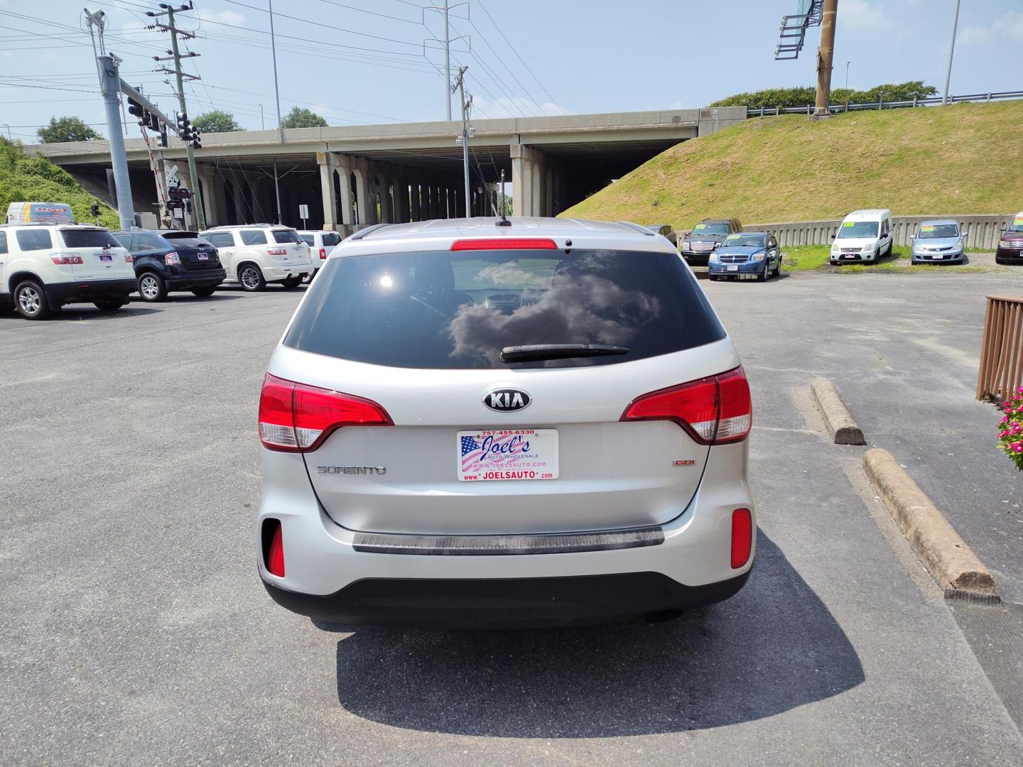 2015 Silver Kia Sorento LX AWD (5XYKTCA60FG) with an 2.4L L4 DOHC 16V engine, 6-Speed Automatic transmission, located at 5700 Curlew Drive, Norfolk, VA, 23502, (757) 455-6330, 36.841885, -76.209412 - Photo#10