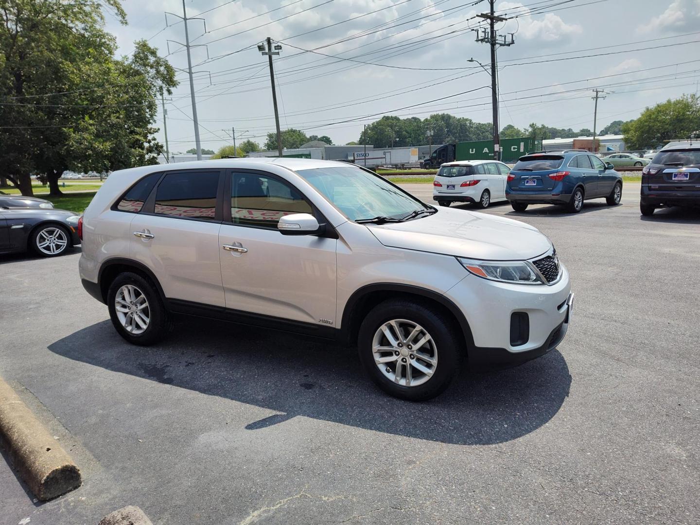 2015 Silver Kia Sorento LX AWD (5XYKTCA60FG) with an 2.4L L4 DOHC 16V engine, 6-Speed Automatic transmission, located at 5700 Curlew Drive, Norfolk, VA, 23502, (757) 455-6330, 36.841885, -76.209412 - Photo#14