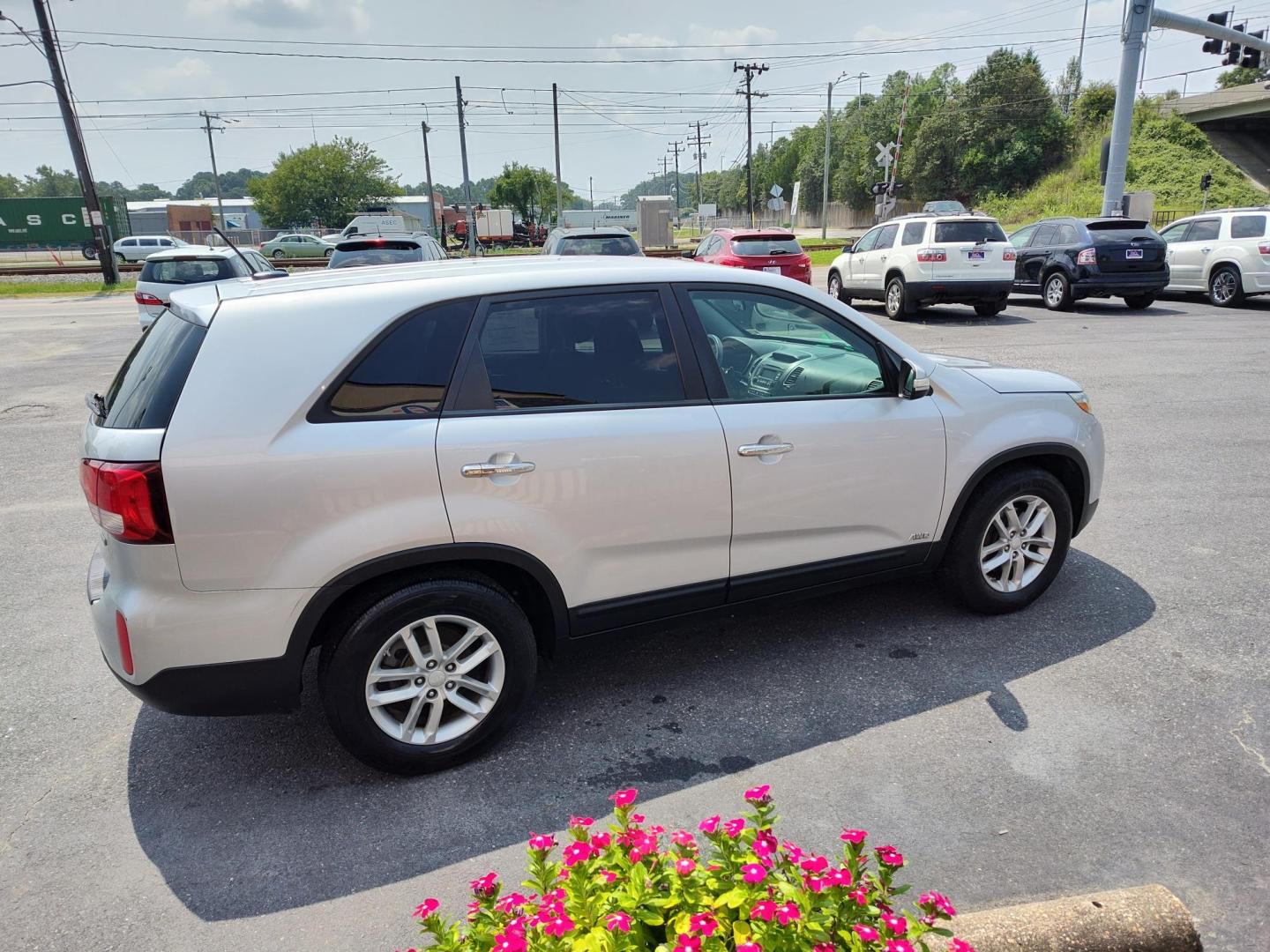 2015 Silver Kia Sorento LX AWD (5XYKTCA60FG) with an 2.4L L4 DOHC 16V engine, 6-Speed Automatic transmission, located at 5700 Curlew Drive, Norfolk, VA, 23502, (757) 455-6330, 36.841885, -76.209412 - Photo#15