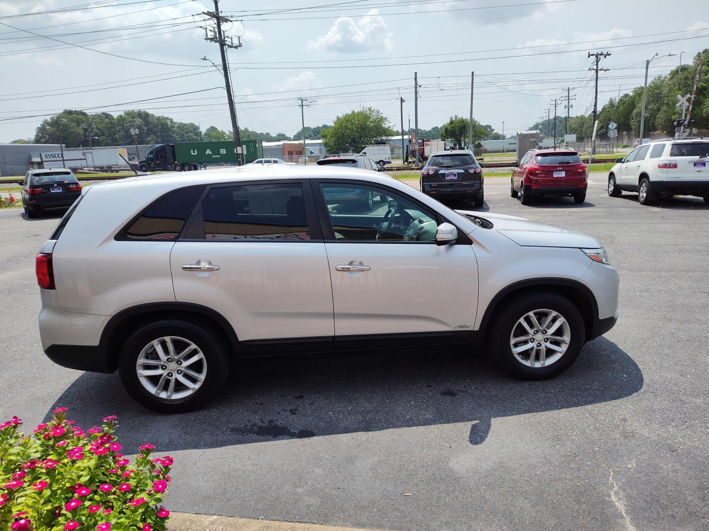 2015 Silver Kia Sorento LX AWD (5XYKTCA60FG) with an 2.4L L4 DOHC 16V engine, 6-Speed Automatic transmission, located at 5700 Curlew Drive, Norfolk, VA, 23502, (757) 455-6330, 36.841885, -76.209412 - Photo#16