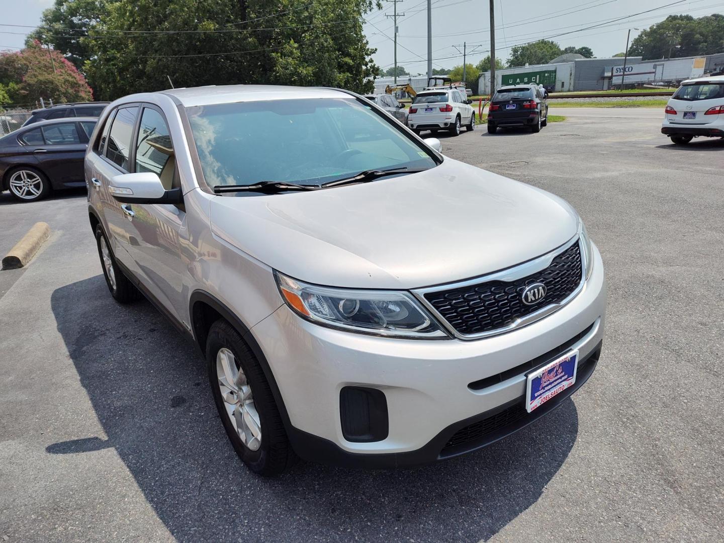 2015 Silver Kia Sorento LX AWD (5XYKTCA60FG) with an 2.4L L4 DOHC 16V engine, 6-Speed Automatic transmission, located at 5700 Curlew Drive, Norfolk, VA, 23502, (757) 455-6330, 36.841885, -76.209412 - Photo#4