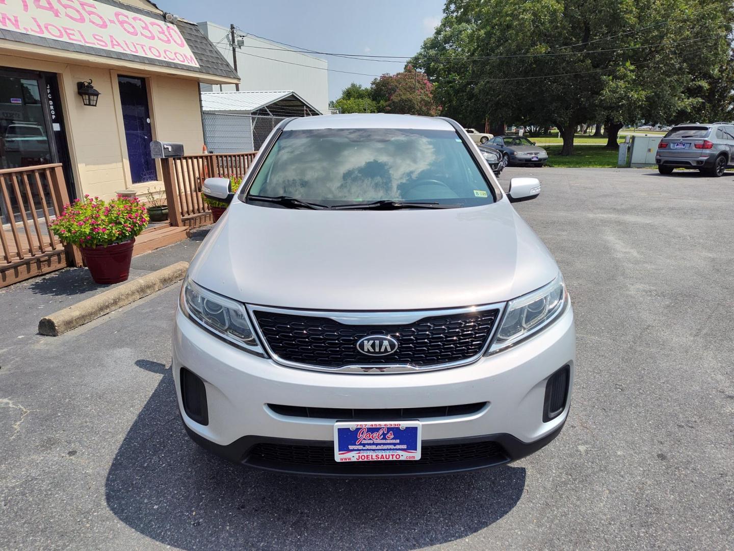 2015 Silver Kia Sorento LX AWD (5XYKTCA60FG) with an 2.4L L4 DOHC 16V engine, 6-Speed Automatic transmission, located at 5700 Curlew Drive, Norfolk, VA, 23502, (757) 455-6330, 36.841885, -76.209412 - Photo#3