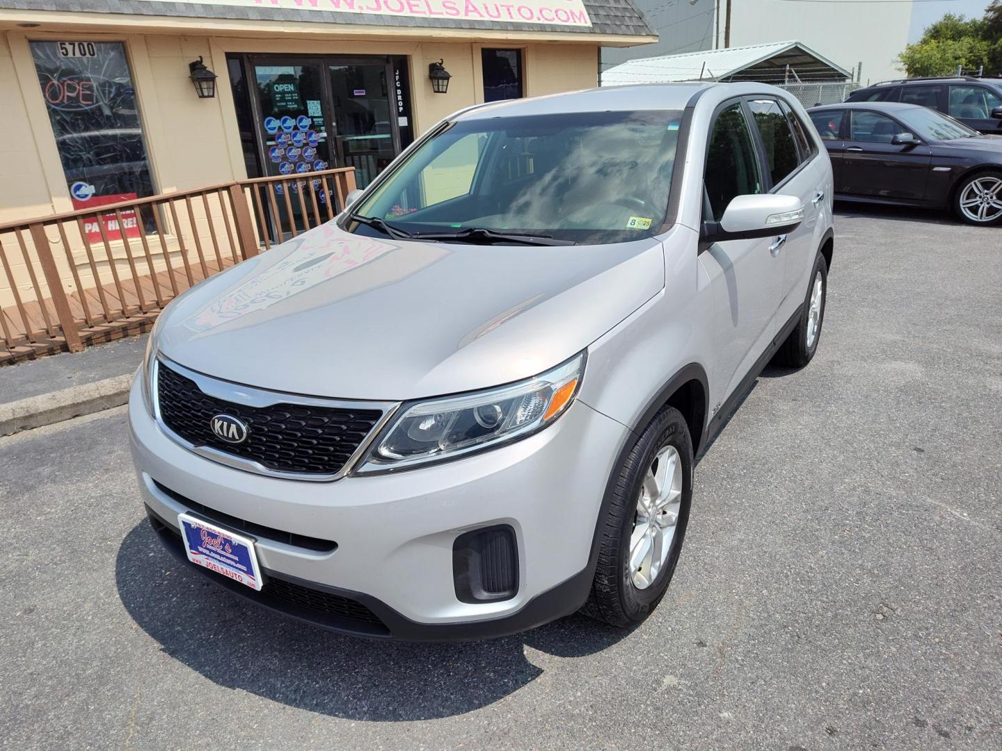 2015 Silver Kia Sorento LX AWD (5XYKTCA60FG) with an 2.4L L4 DOHC 16V engine, 6-Speed Automatic transmission, located at 5700 Curlew Drive, Norfolk, VA, 23502, (757) 455-6330, 36.841885, -76.209412 - Photo#5