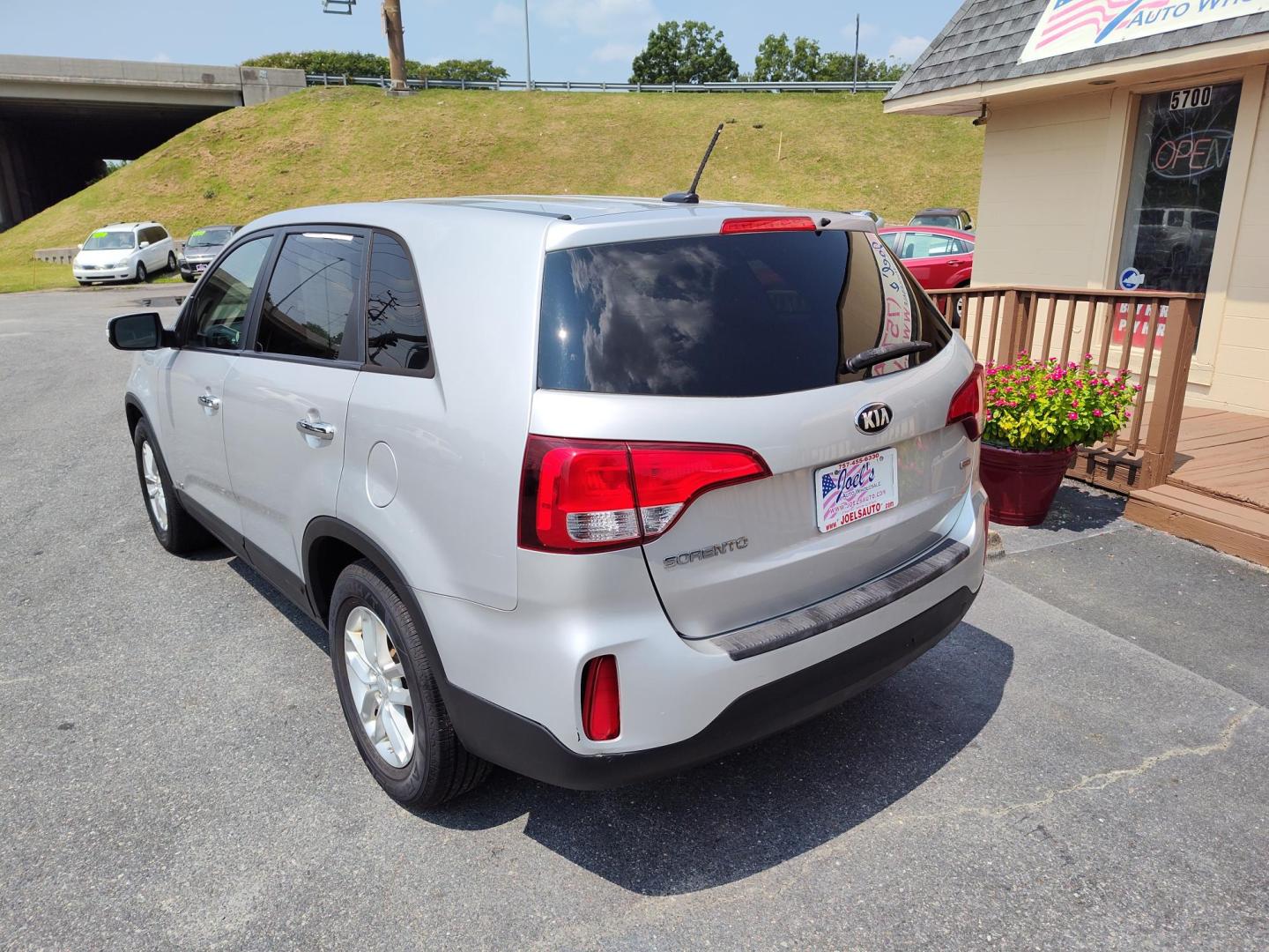 2015 Silver Kia Sorento LX AWD (5XYKTCA60FG) with an 2.4L L4 DOHC 16V engine, 6-Speed Automatic transmission, located at 5700 Curlew Drive, Norfolk, VA, 23502, (757) 455-6330, 36.841885, -76.209412 - Photo#9