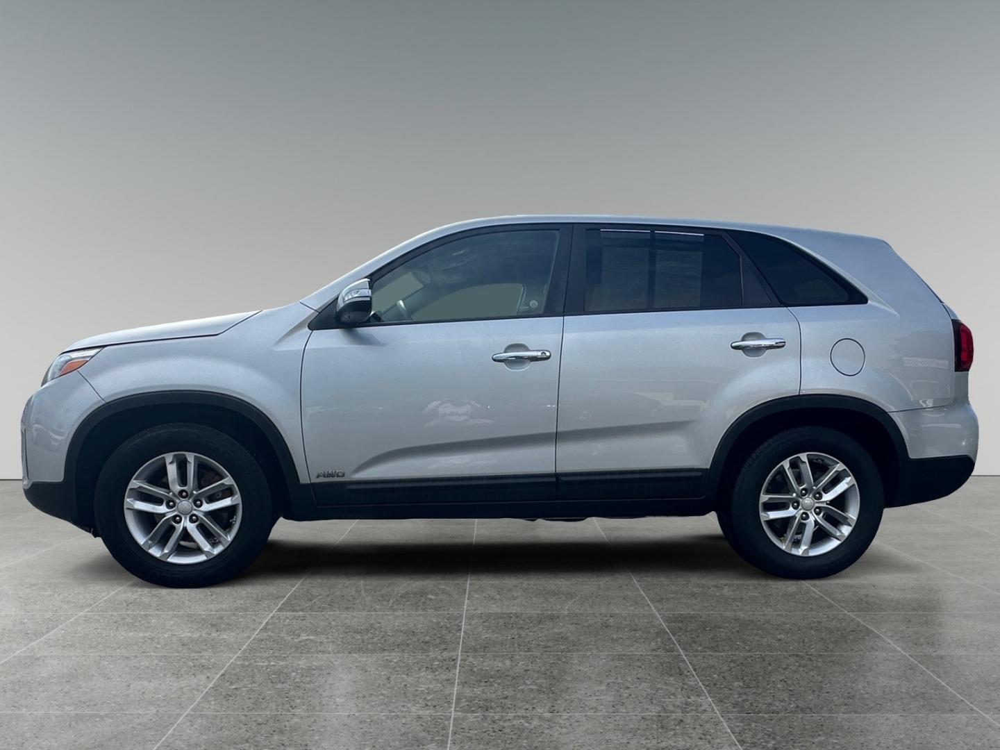 2015 Silver Kia Sorento LX AWD (5XYKTCA60FG) with an 2.4L L4 DOHC 16V engine, 6-Speed Automatic transmission, located at 5700 Curlew Drive, Norfolk, VA, 23502, (757) 455-6330, 36.841885, -76.209412 - Photo#1