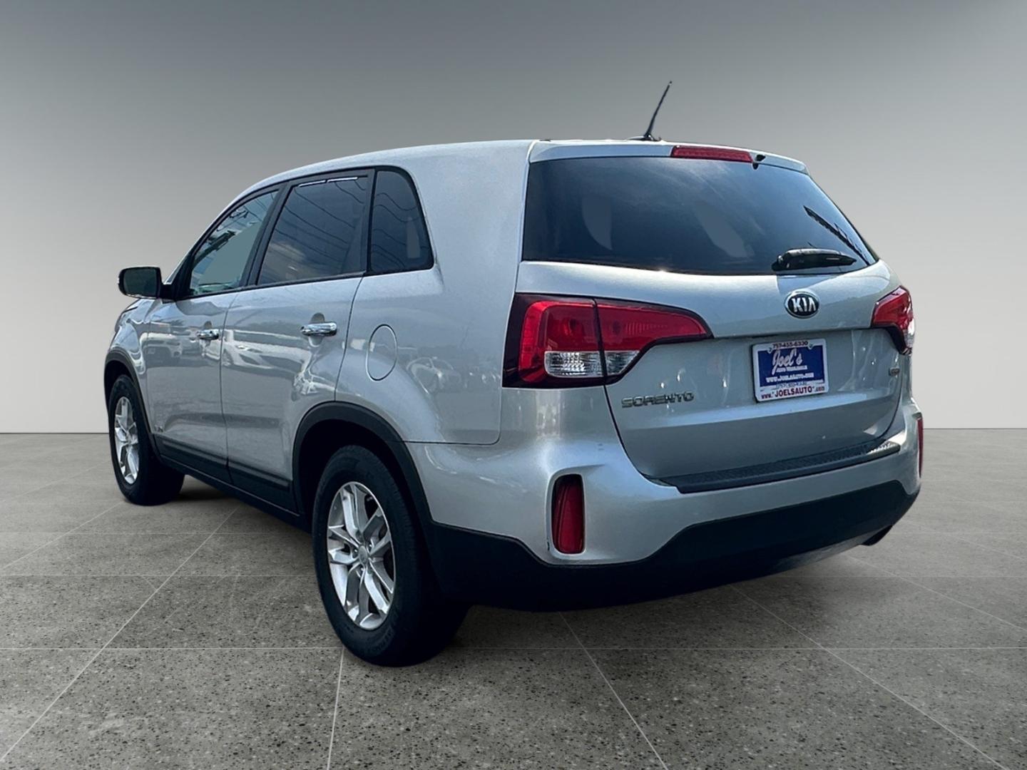2015 Silver Kia Sorento LX AWD (5XYKTCA60FG) with an 2.4L L4 DOHC 16V engine, 6-Speed Automatic transmission, located at 5700 Curlew Drive, Norfolk, VA, 23502, (757) 455-6330, 36.841885, -76.209412 - Photo#2