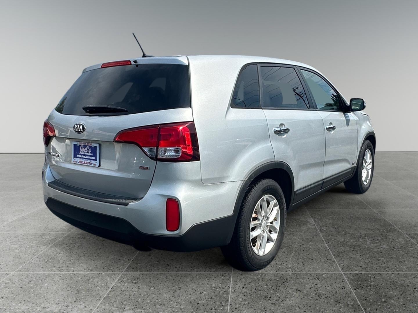 2015 Silver Kia Sorento LX AWD (5XYKTCA60FG) with an 2.4L L4 DOHC 16V engine, 6-Speed Automatic transmission, located at 5700 Curlew Drive, Norfolk, VA, 23502, (757) 455-6330, 36.841885, -76.209412 - Photo#4