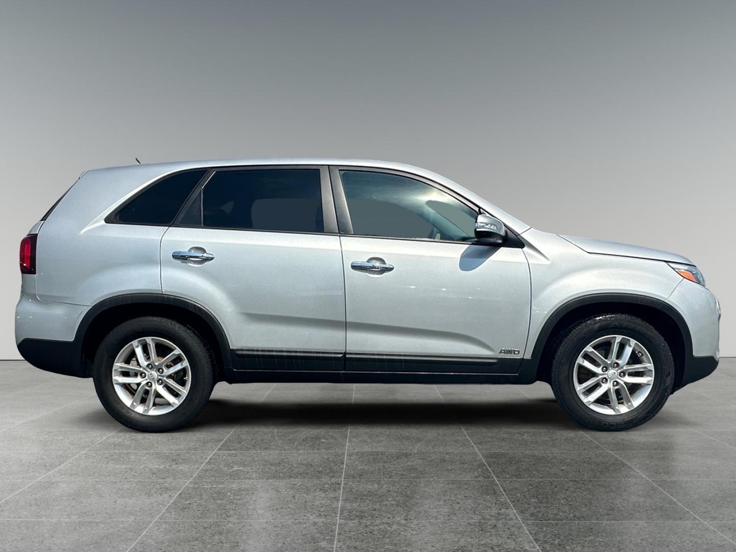 2015 Silver Kia Sorento LX AWD (5XYKTCA60FG) with an 2.4L L4 DOHC 16V engine, 6-Speed Automatic transmission, located at 5700 Curlew Drive, Norfolk, VA, 23502, (757) 455-6330, 36.841885, -76.209412 - Photo#5